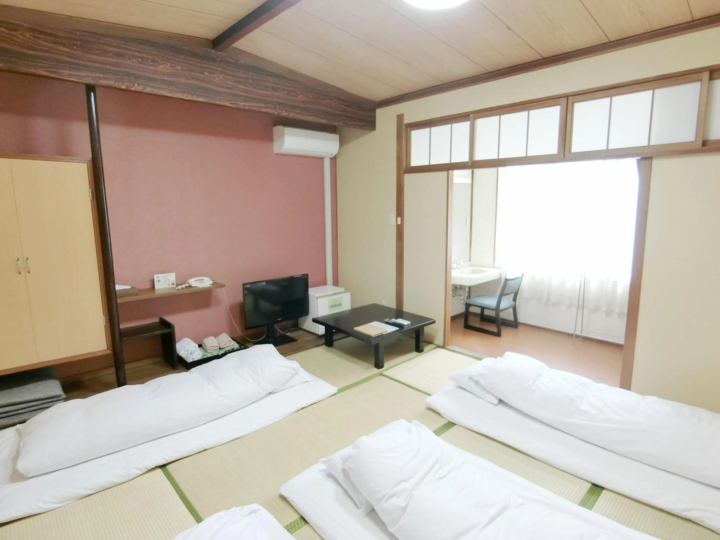 Photo of the whole room, Bed in Nogami Honkan