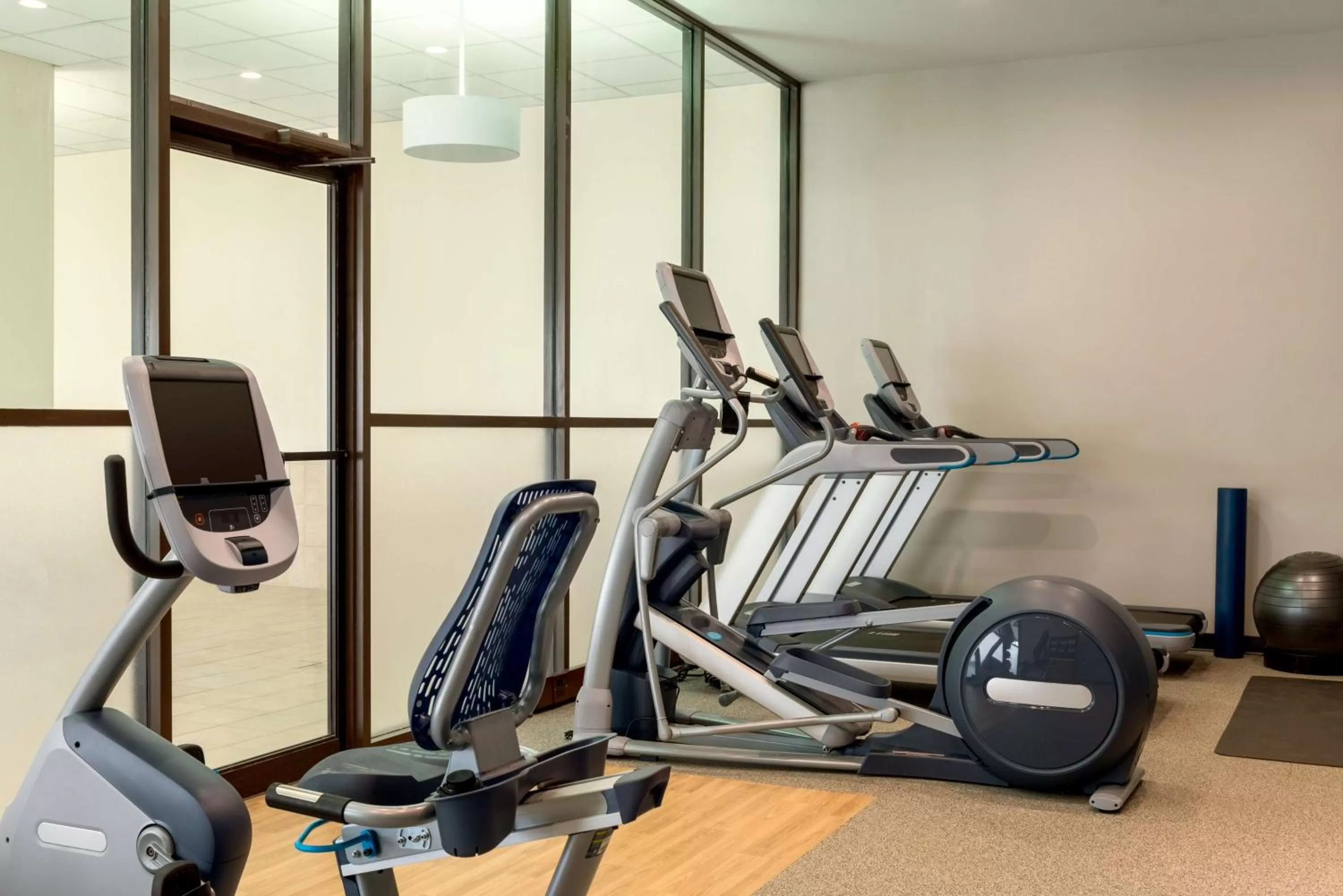 Fitness centre/facilities in Embassy Suites by Hilton Milwaukee Brookfield