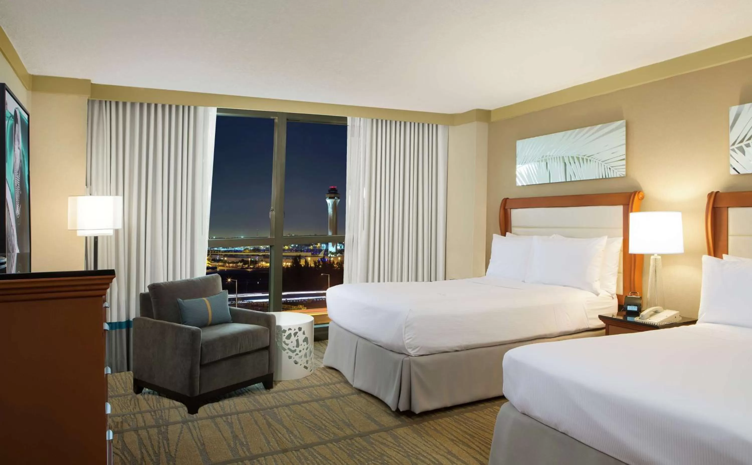 Bed in DoubleTree by Hilton Hotel Miami Airport & Convention Center