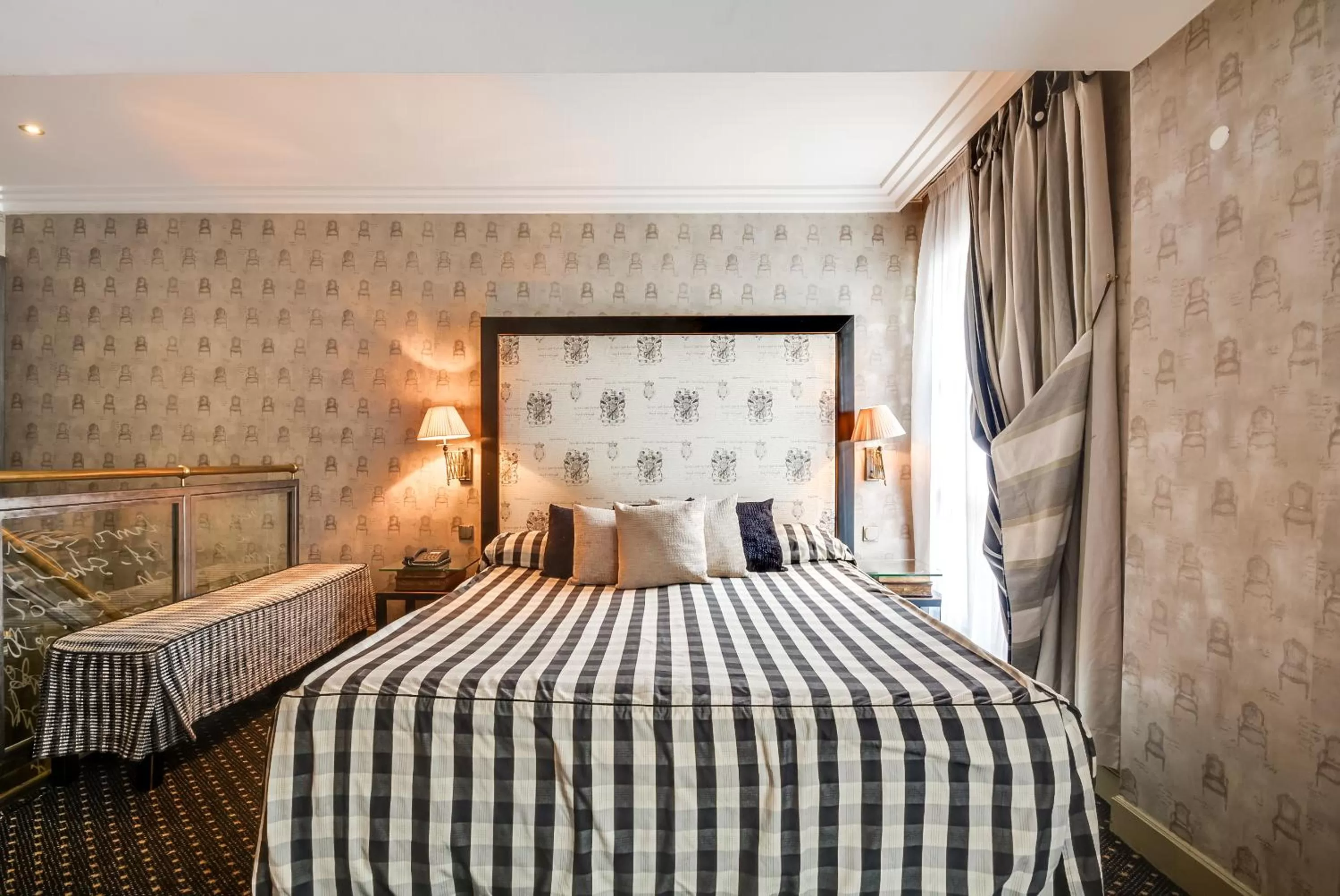 Photo of the whole room, Bed in Villa Lutèce Port Royal