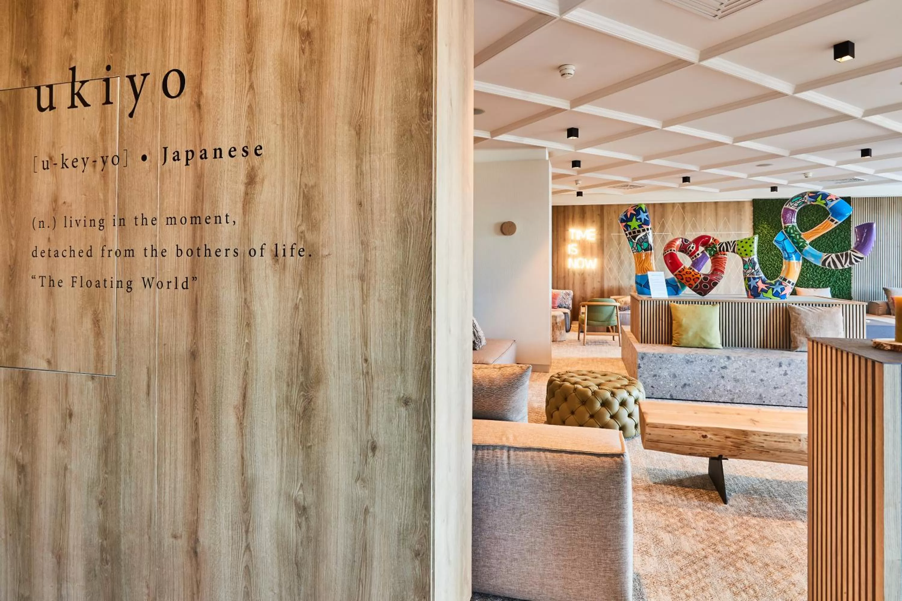 Lobby or reception in Victoria Hotel & Residence