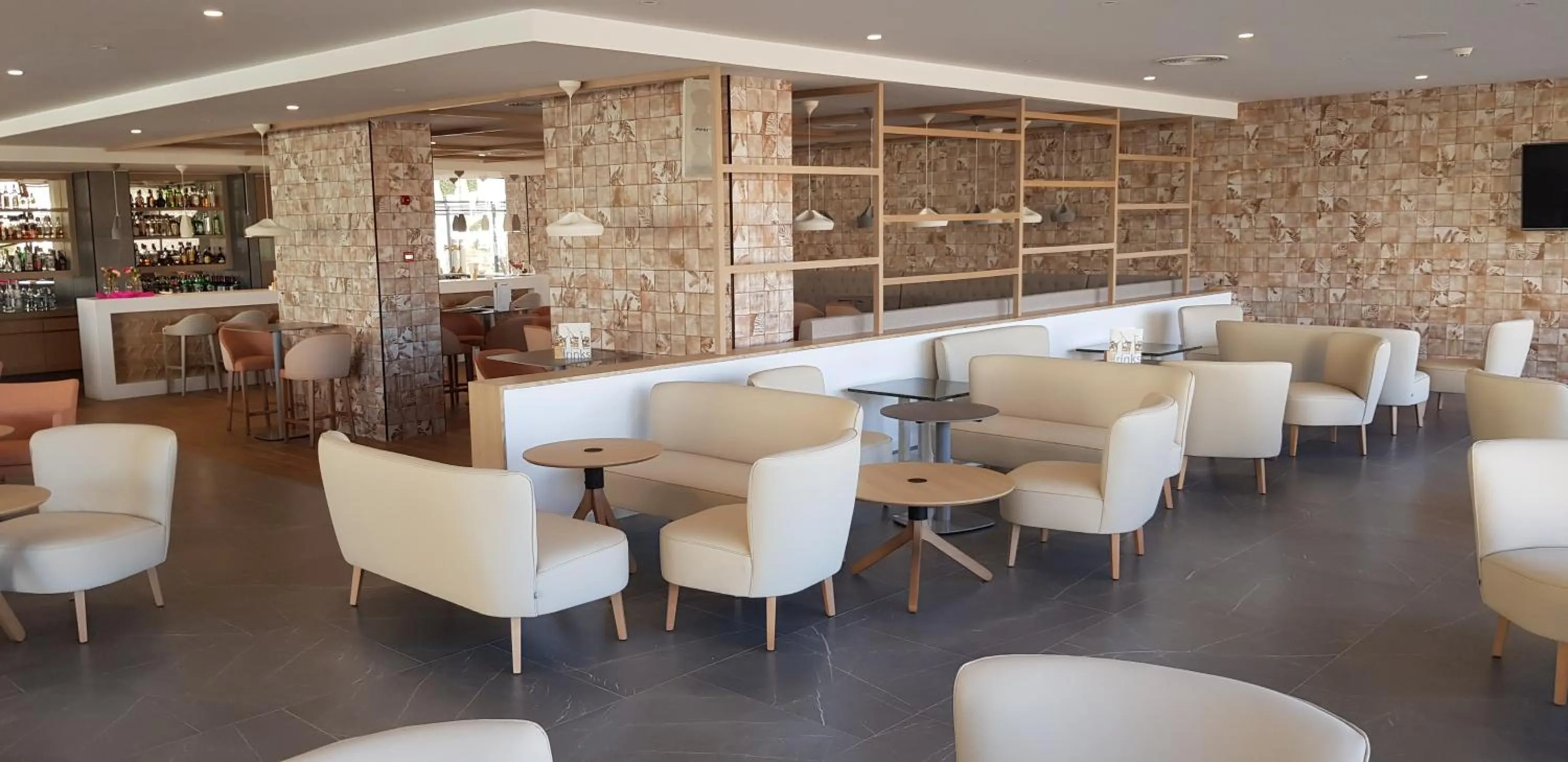 Lounge or bar in Hotel & Spa S'Entrador Playa
