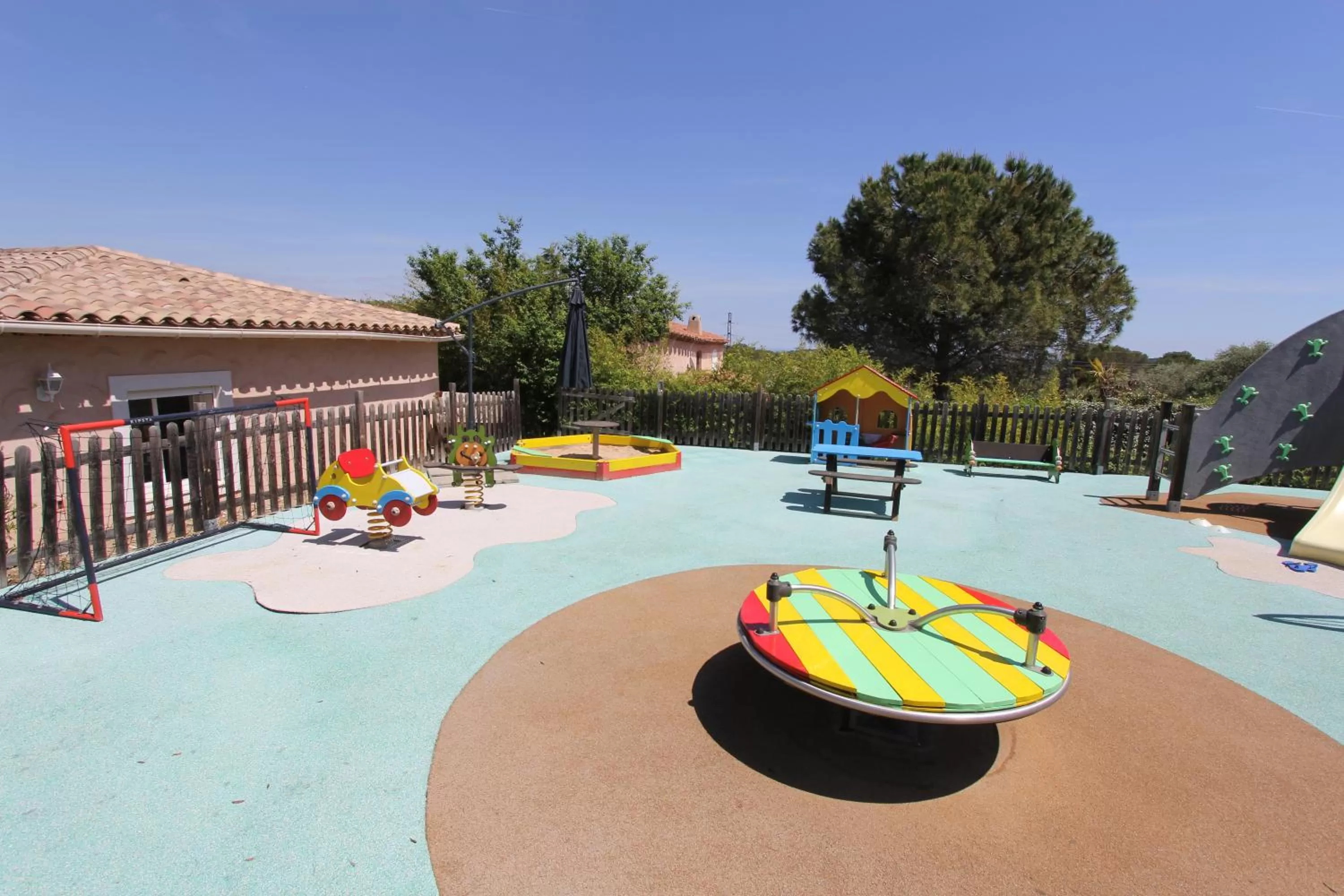 Children's Play Area in Chambre d'hôte "HAVRE DE PAIX" Prestige jacuzzi, hammam, sauna, PISCINE Mougins Cannes Grasse