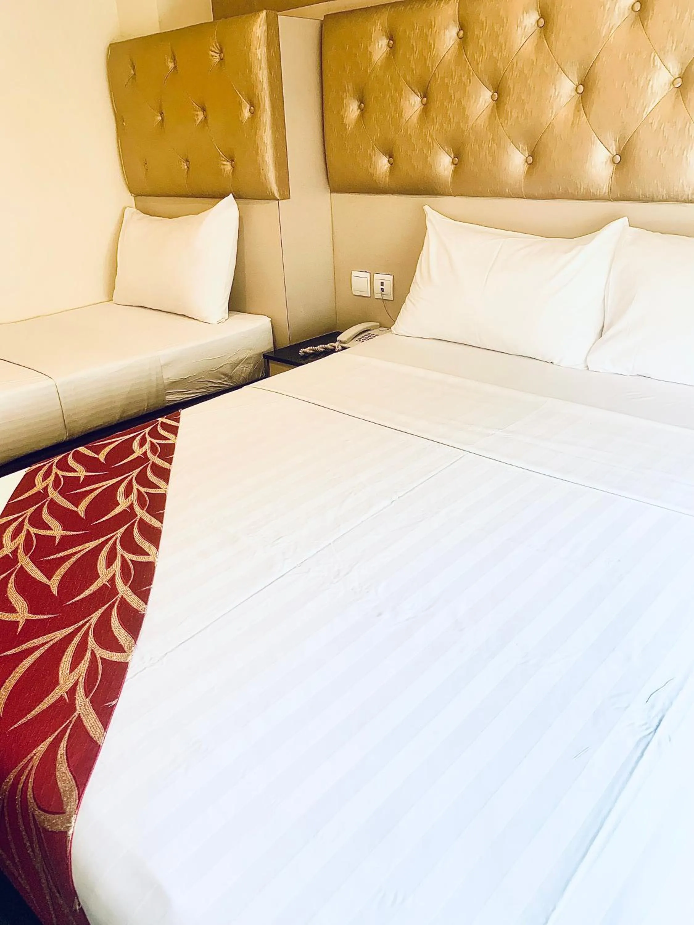 Bed in Sandpiper Hotel Singapore