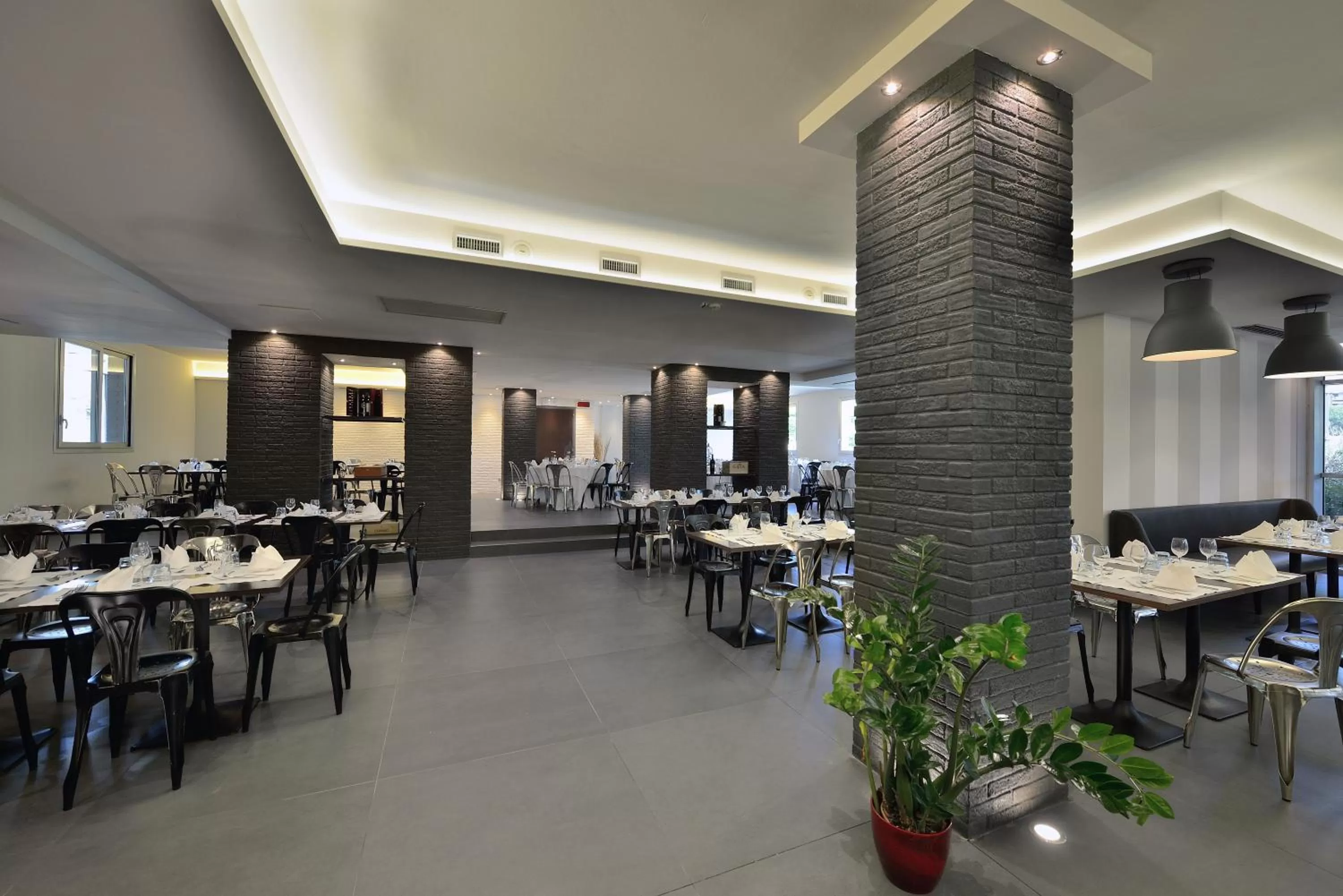 Restaurant/places to eat in La Meridiana Bleisure Hotel