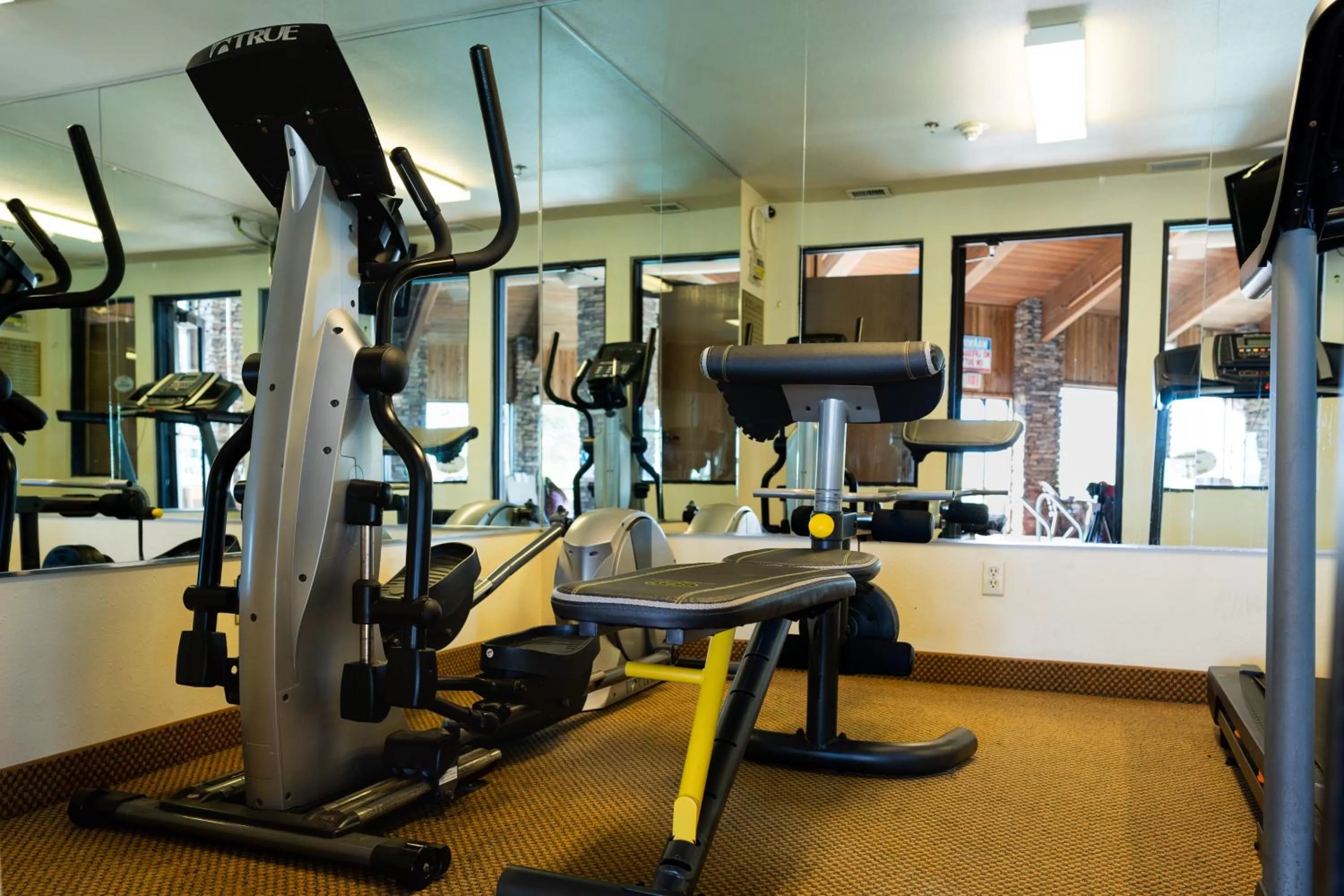 Fitness centre/facilities in Pinedale Hotel & Suites