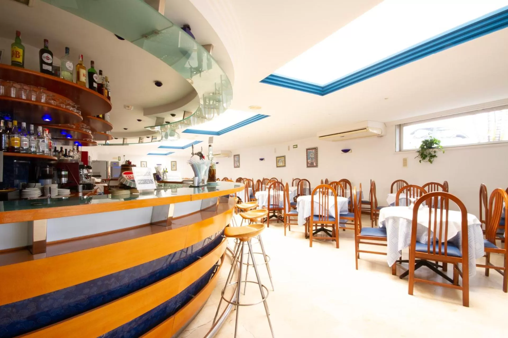 Restaurant/places to eat in Apartamentos Pez Azul