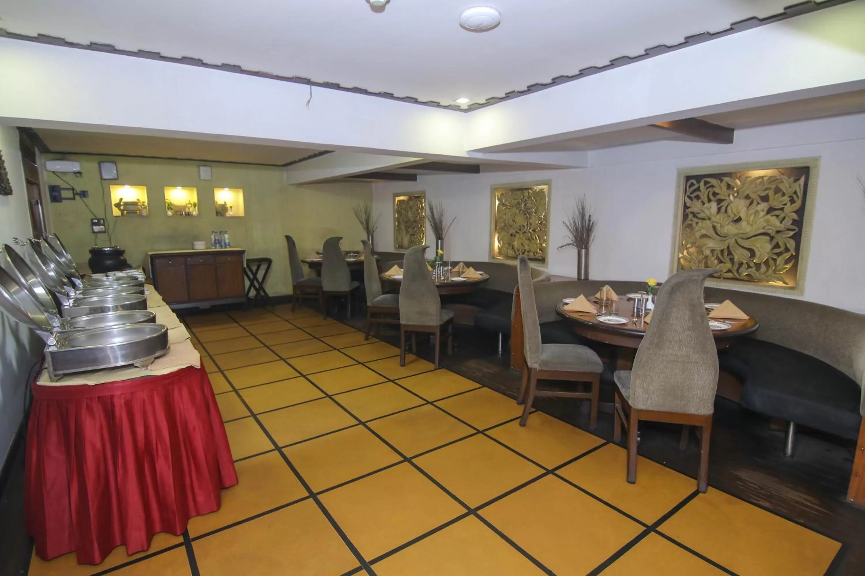 Restaurant/places to eat in Lytton Hotel