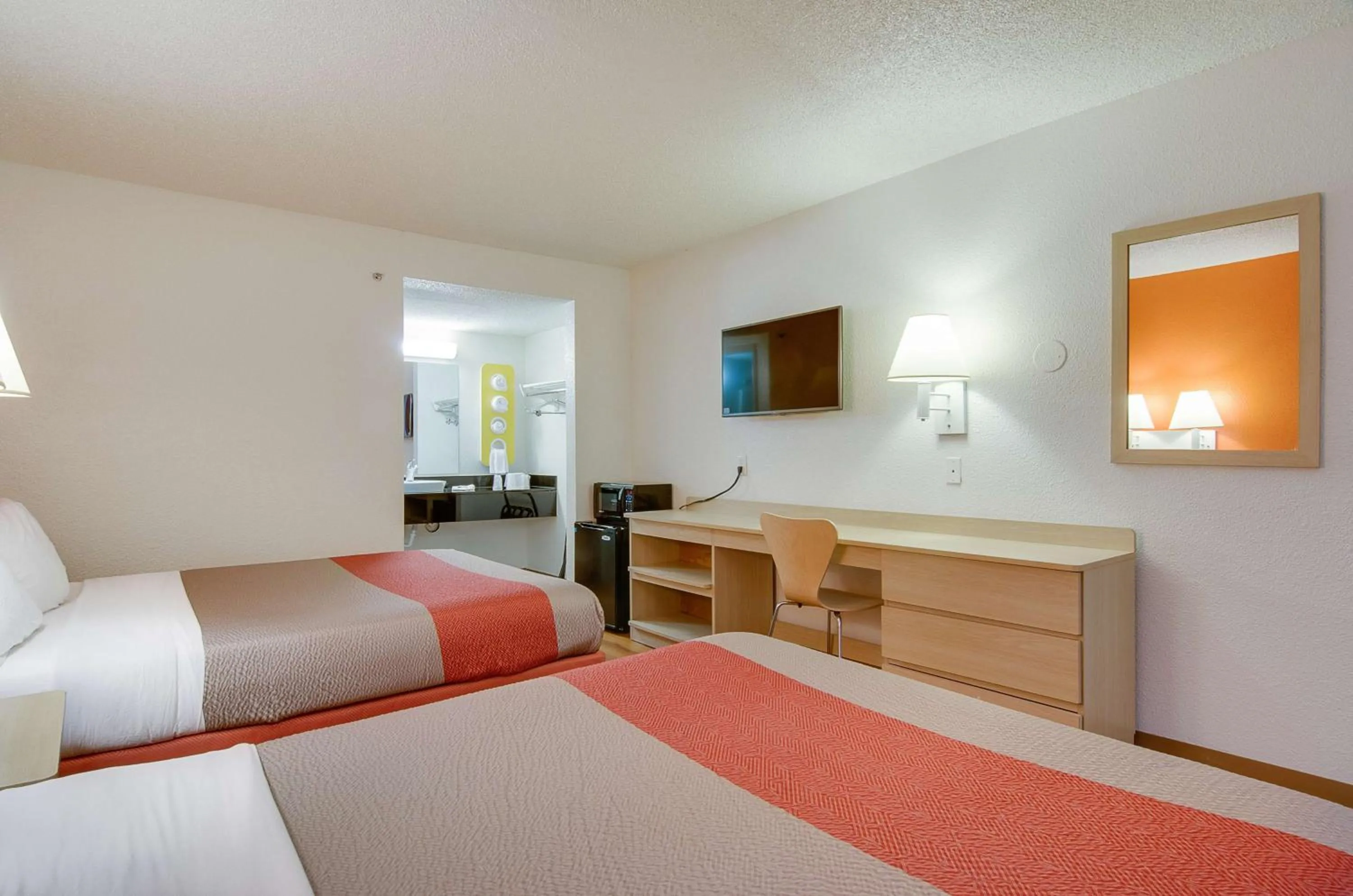 Deluxe Queen Room with Two Queen Beds in Motel 6-Tacoma, WA - South
