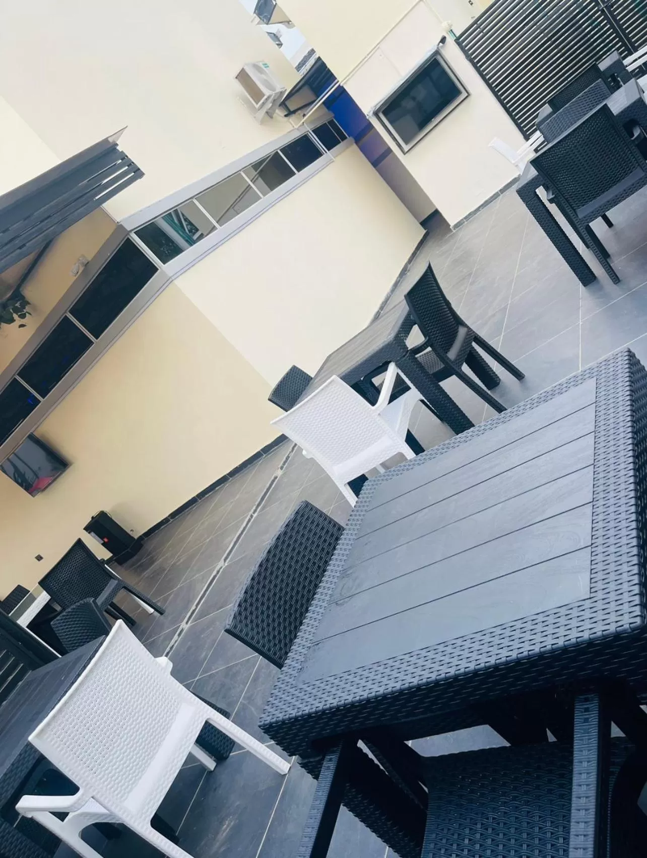 Lounge or bar, Property Building in Beniks courtyard Hotel