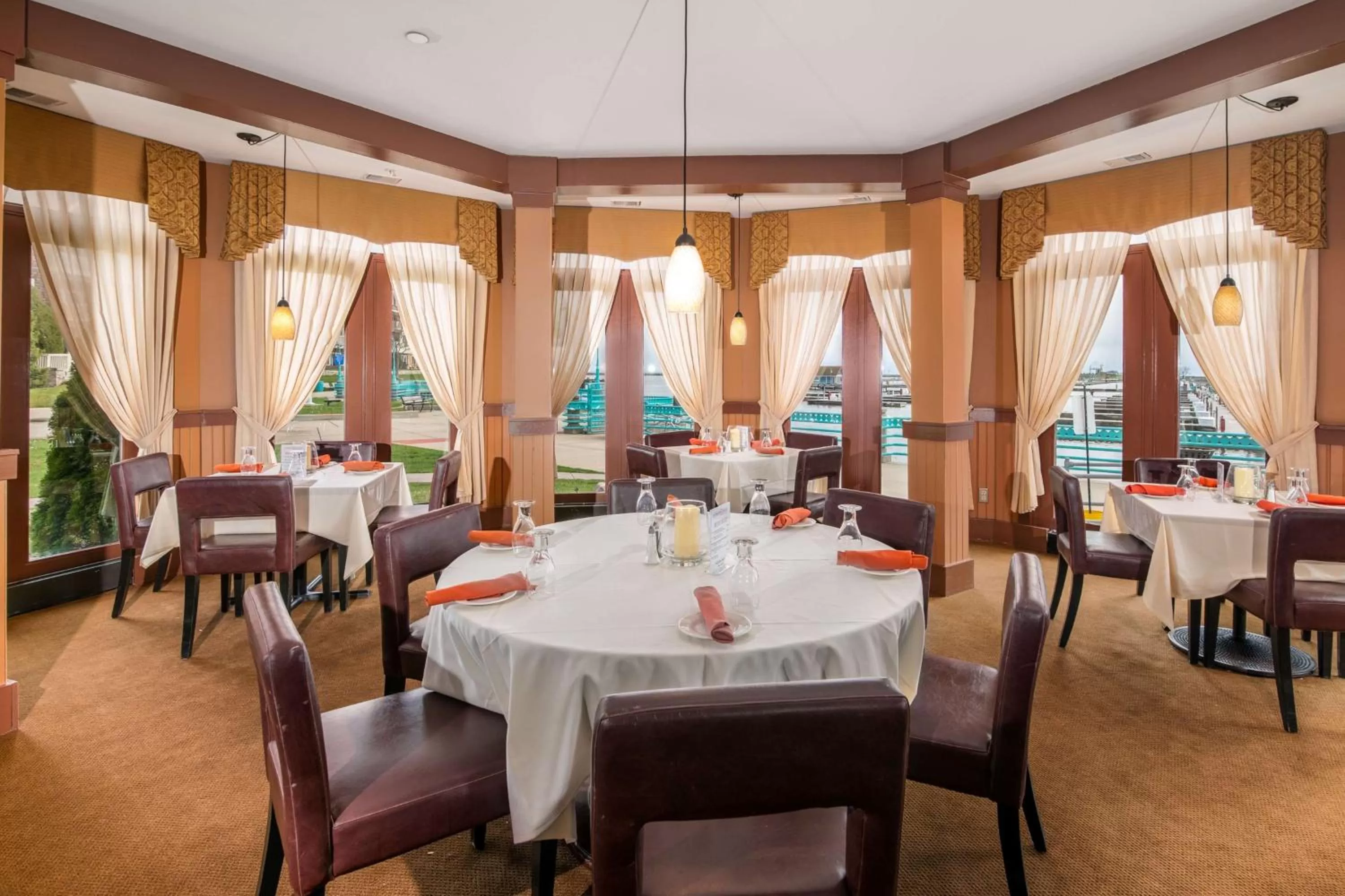 Restaurant/places to eat in DoubleTree by Hilton Racine Harbourwalk