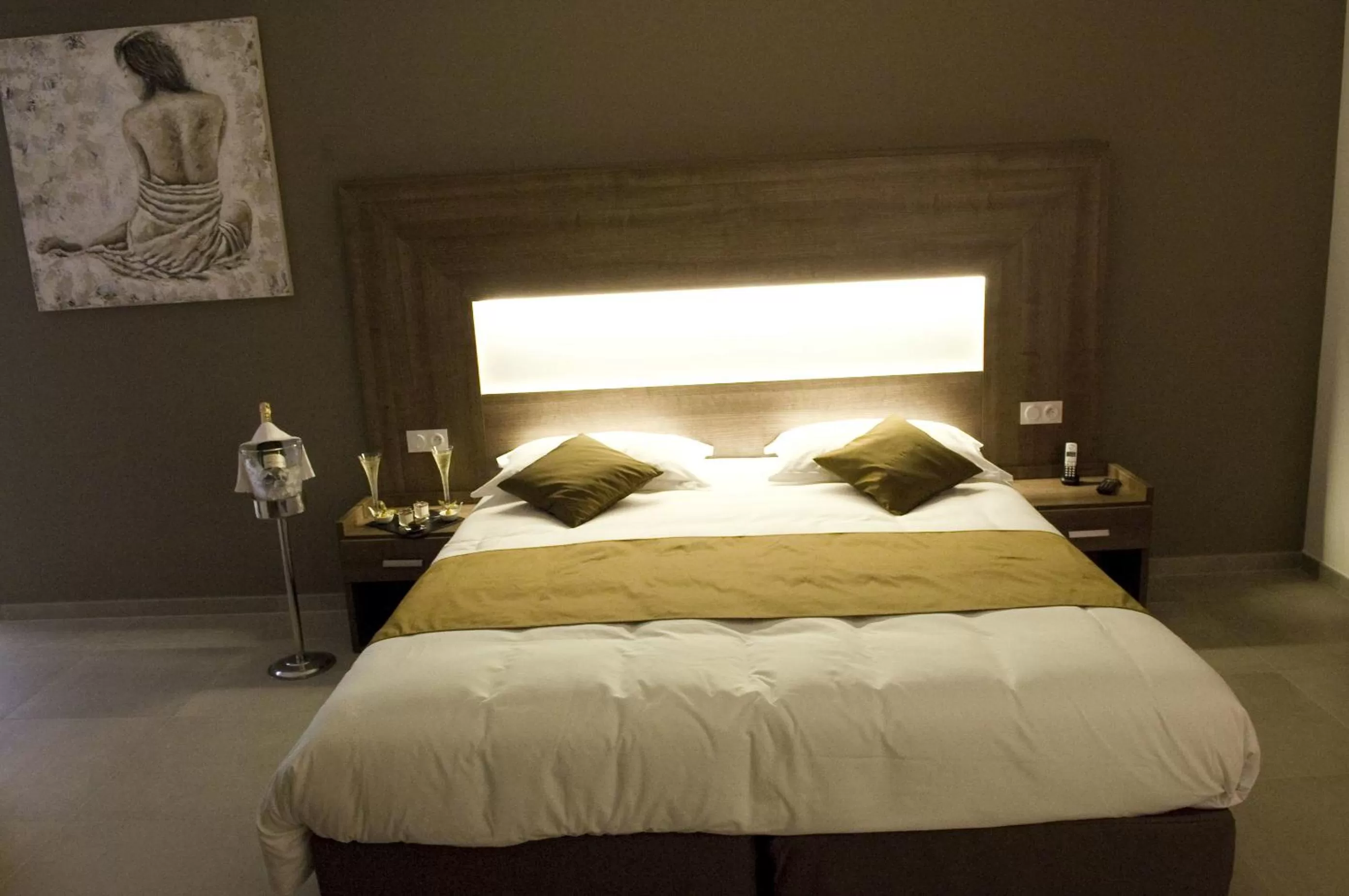 Bedroom, Bed in The Originals City, Hôtel Les Bastides du Gapeau