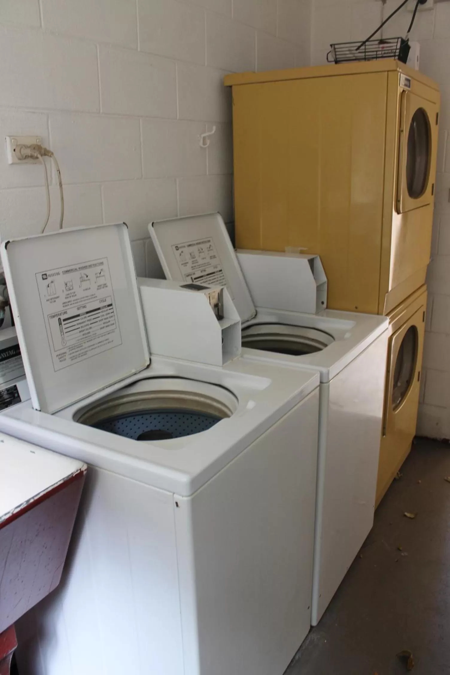 washing machine in Oasis Inn Apartments