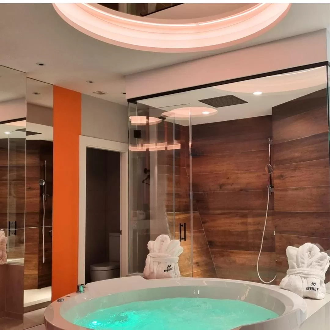 Shower, Bathroom in Hotel Avenue