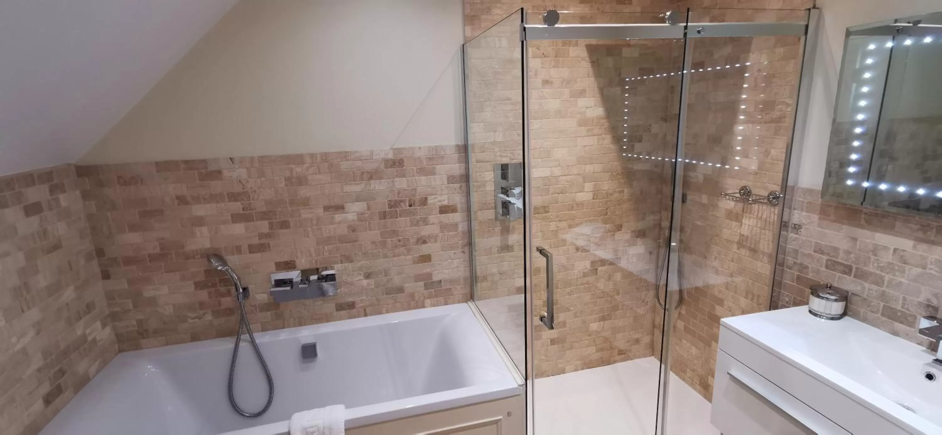 Bathroom in Buccleuch and Queensberry Arms Hotel