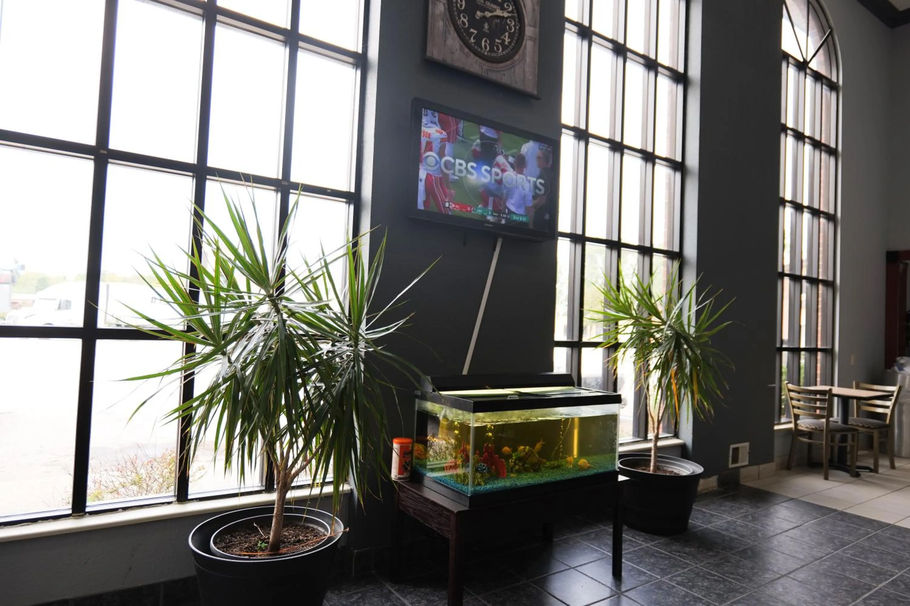 Communal lounge/ TV room in Baymont by Wyndham Flint Airport North