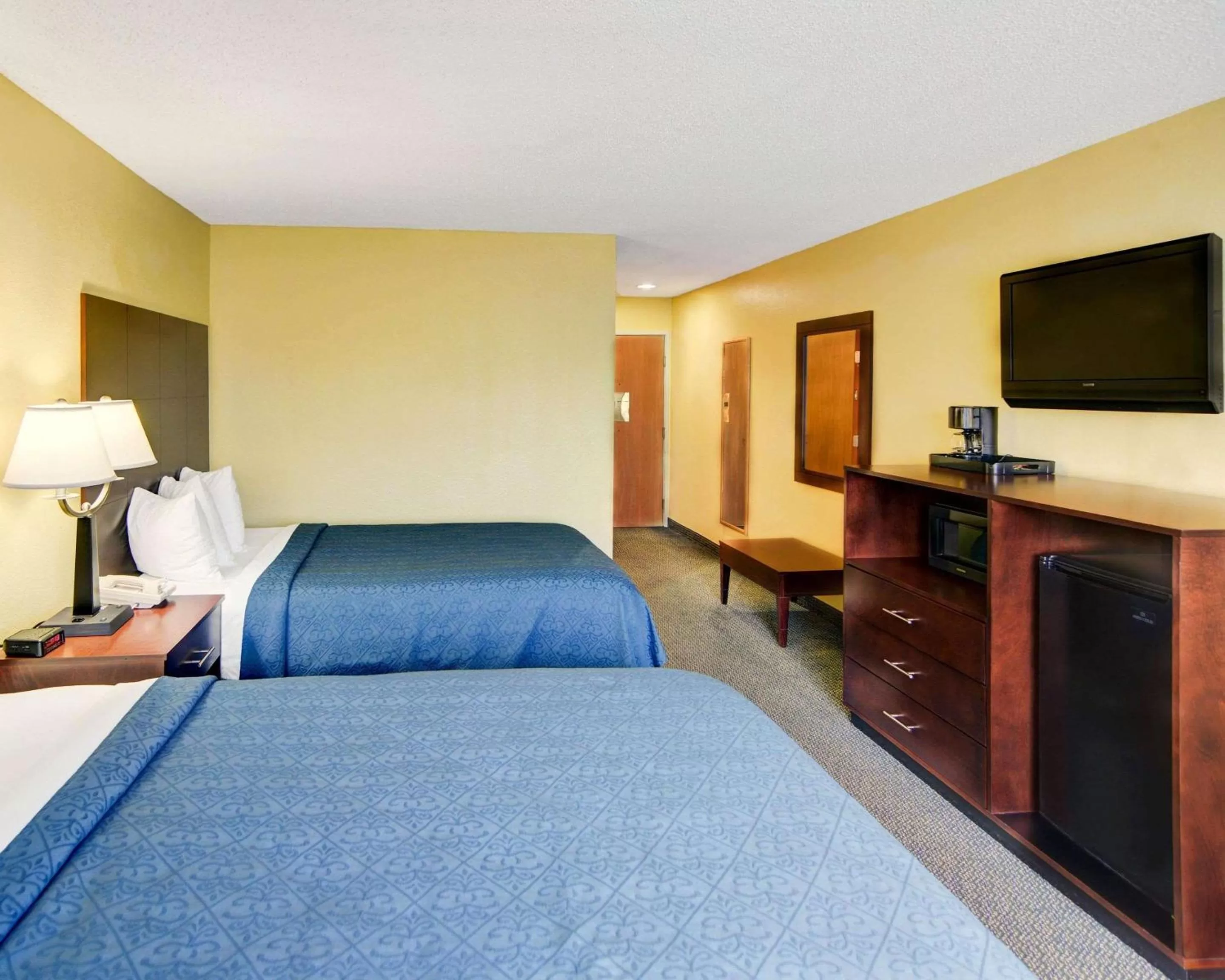 Photo of the whole room, Bed in Quality Inn & Suites Grand Prairie South