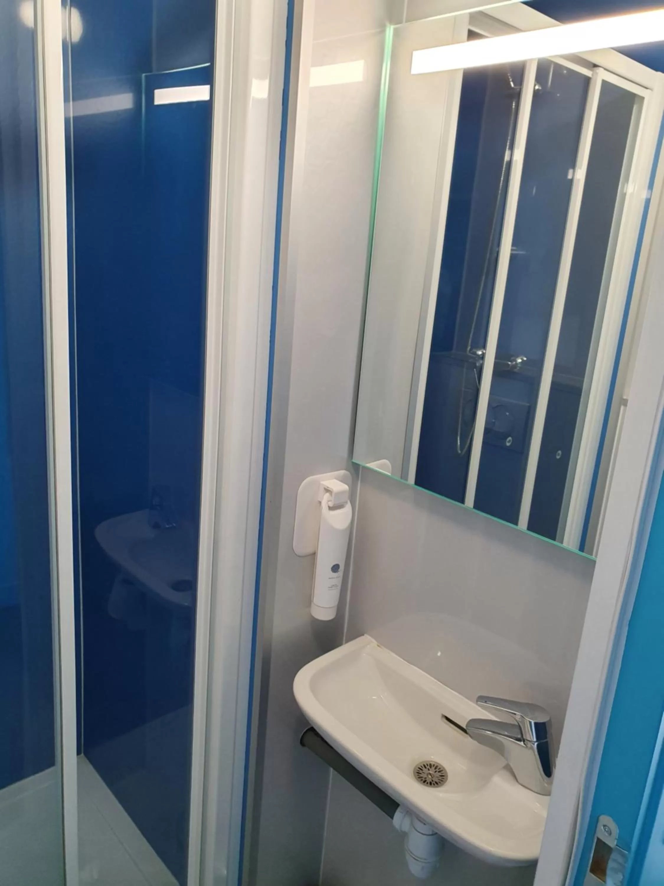 Bathroom in Kyriad Direct Orleans - Olivet - La Source