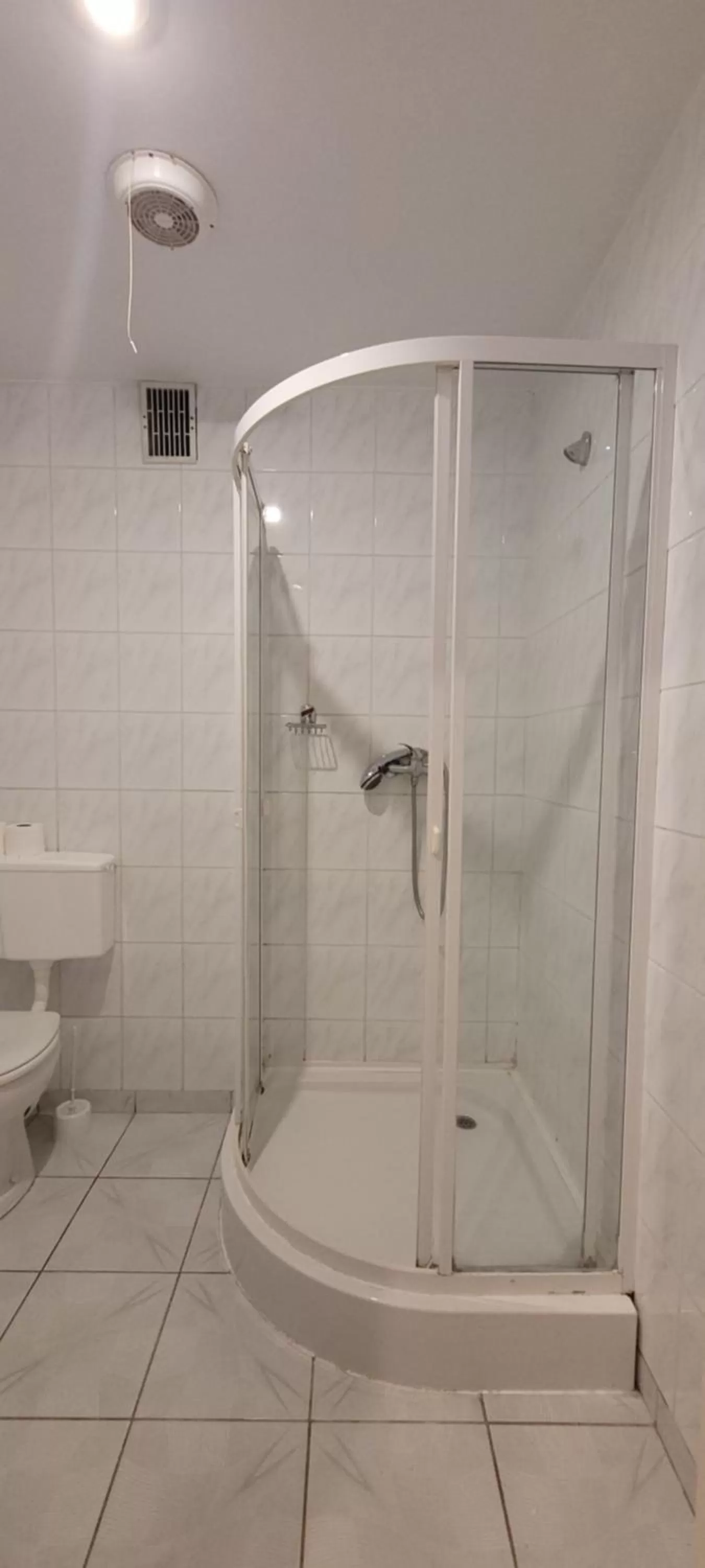 Shower in Dworek Pokoje Gościnne