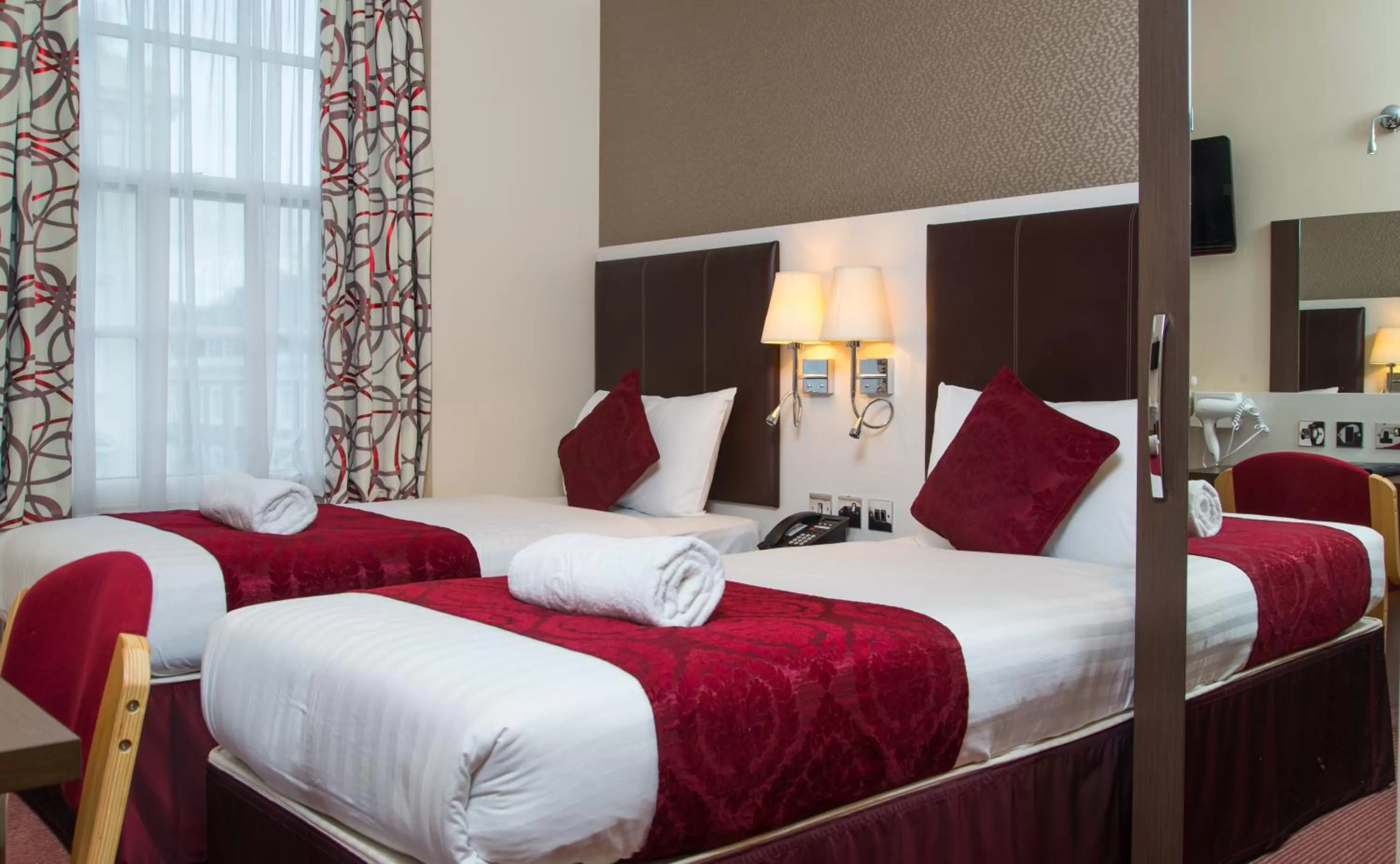 Photo of the whole room, Bed in Best Western Buckingham Palace Rd