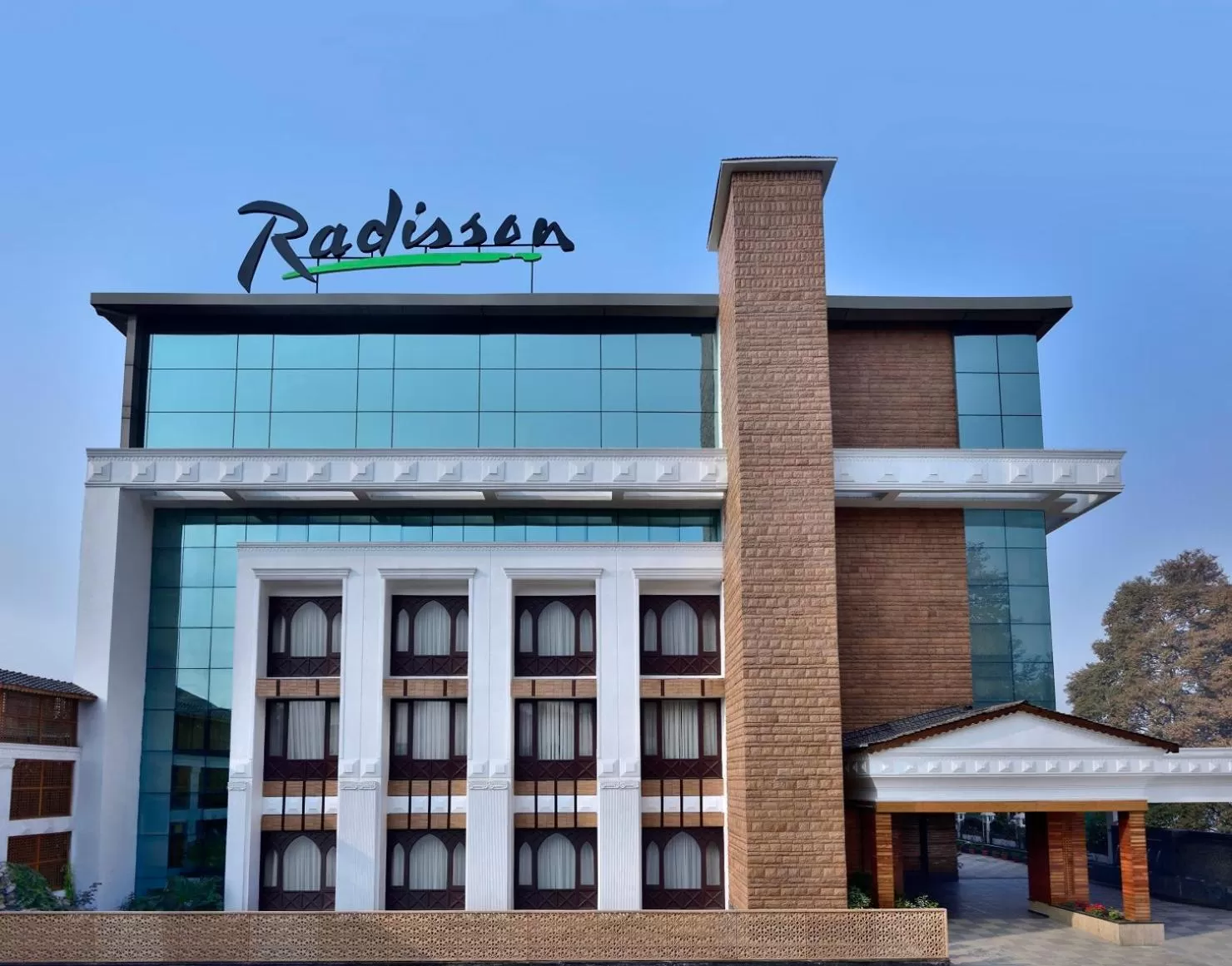 Facade/entrance in Radisson Srinagar