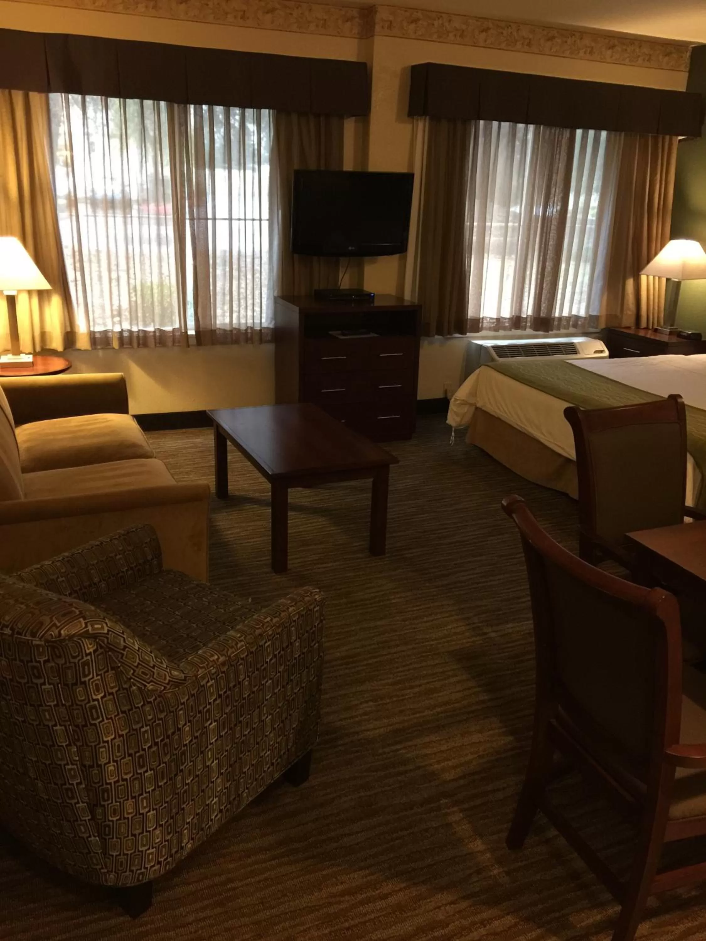 Living room, Bed in Hawthorn Suites by Wyndham Rancho Cordova/Folsom