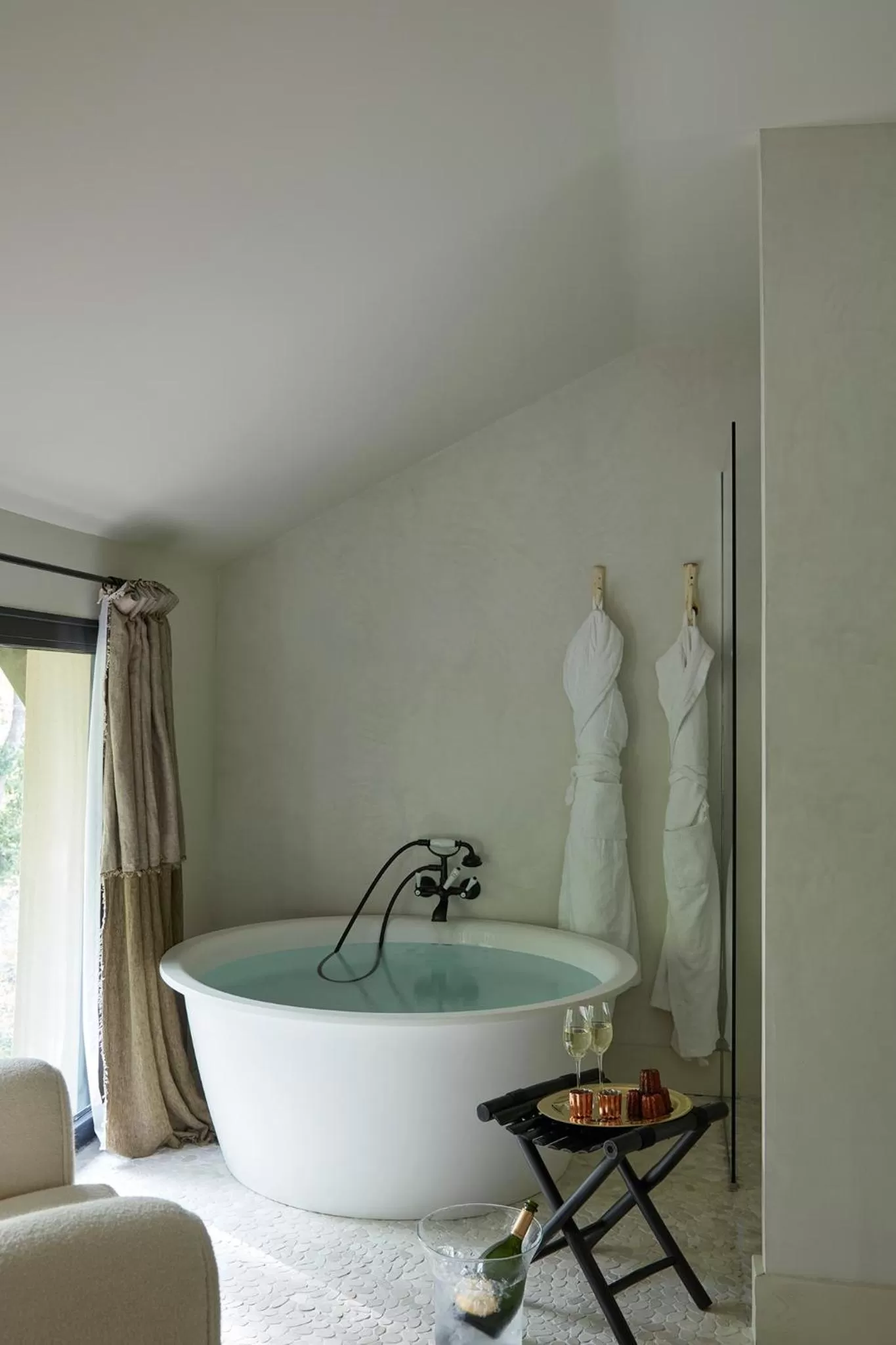 Decorative detail, Bathroom in Hôtel Domaine de Raba Bordeaux Sud