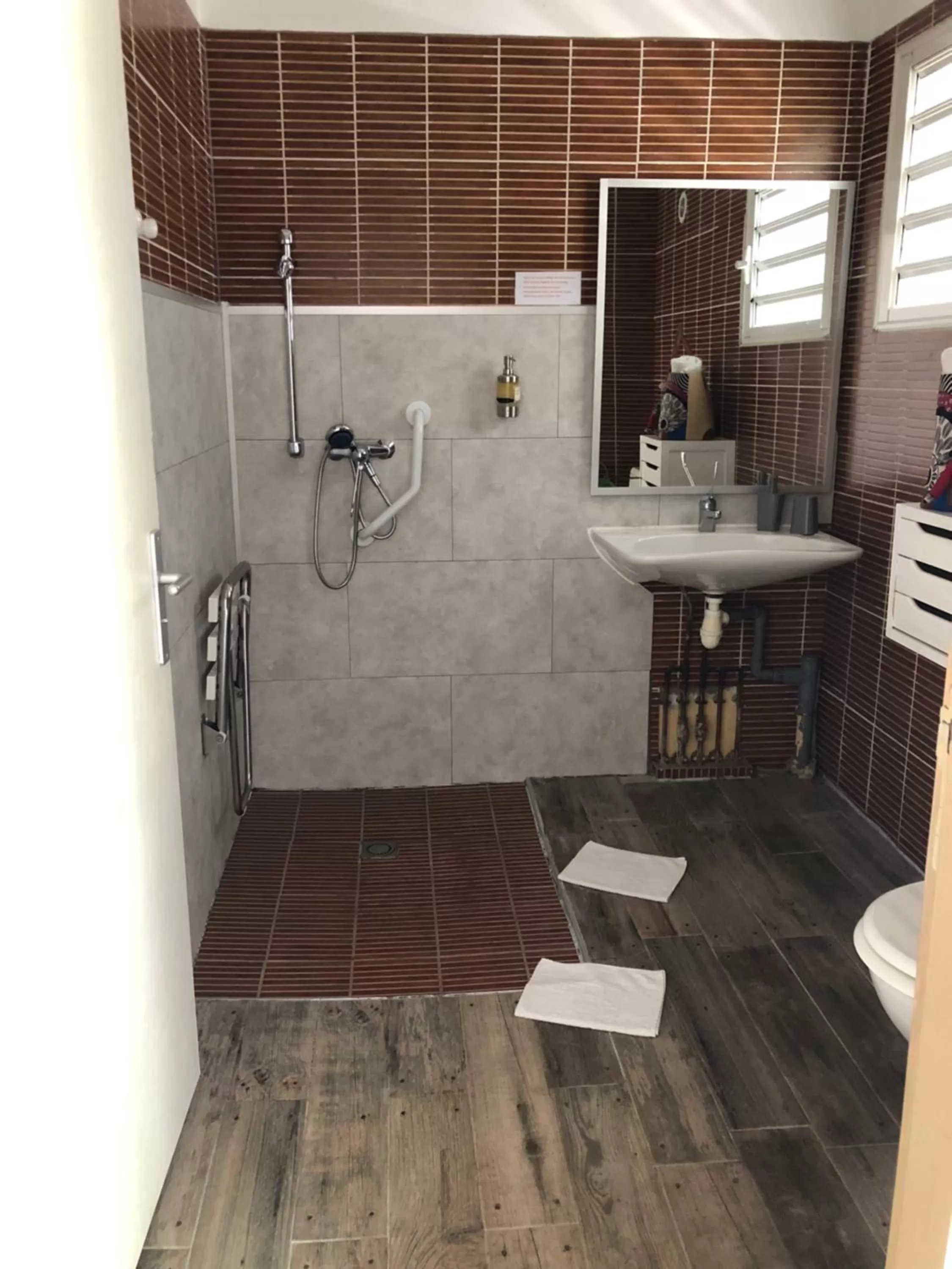 Bathroom in Hôtel Le Soleil Couchant