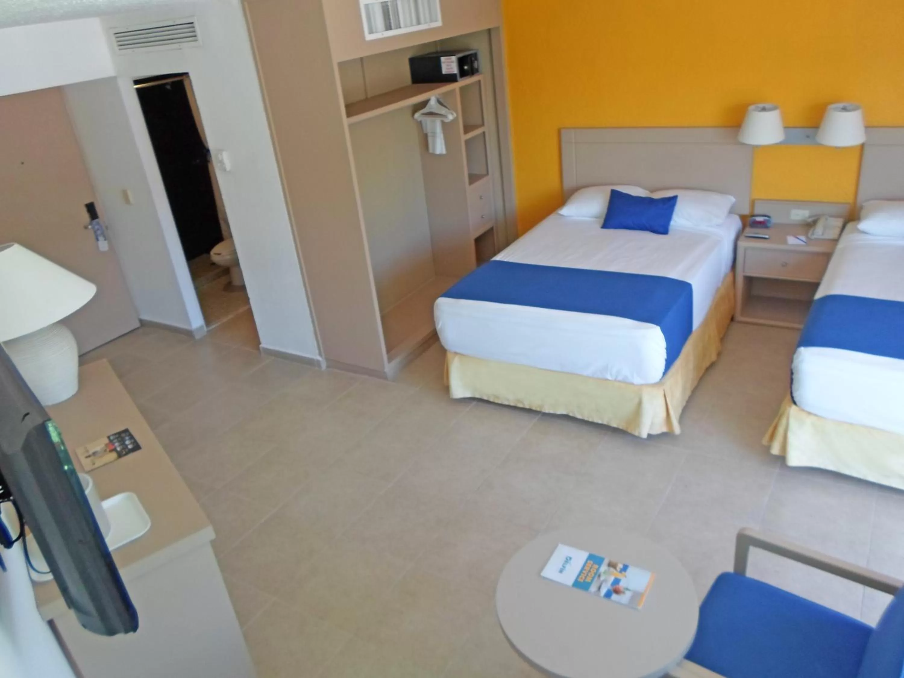 Photo of the whole room, Bed in Calinda Beach Acapulco