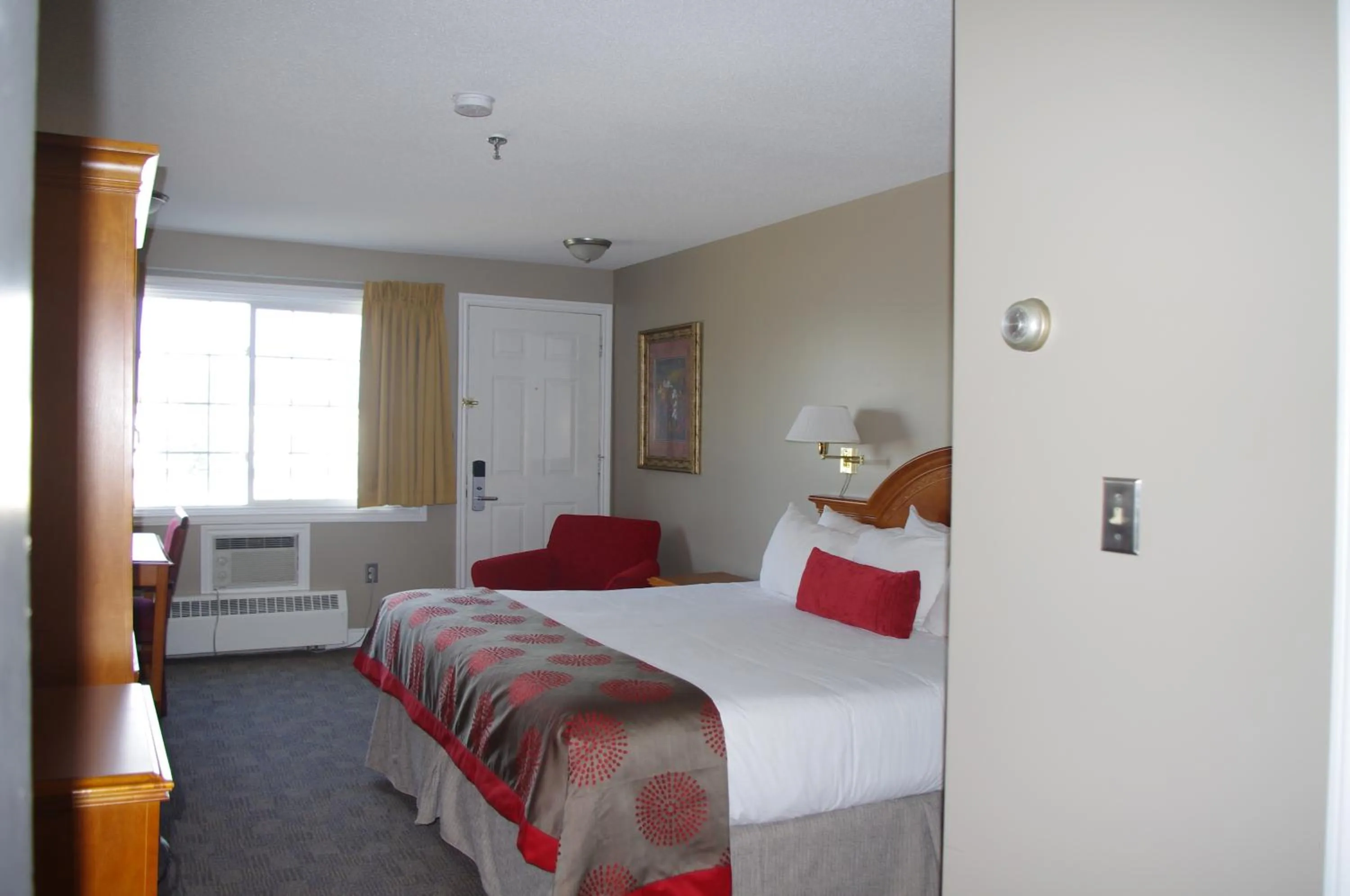 King Room -Smoking in Ramada by Wyndham Prince Albert