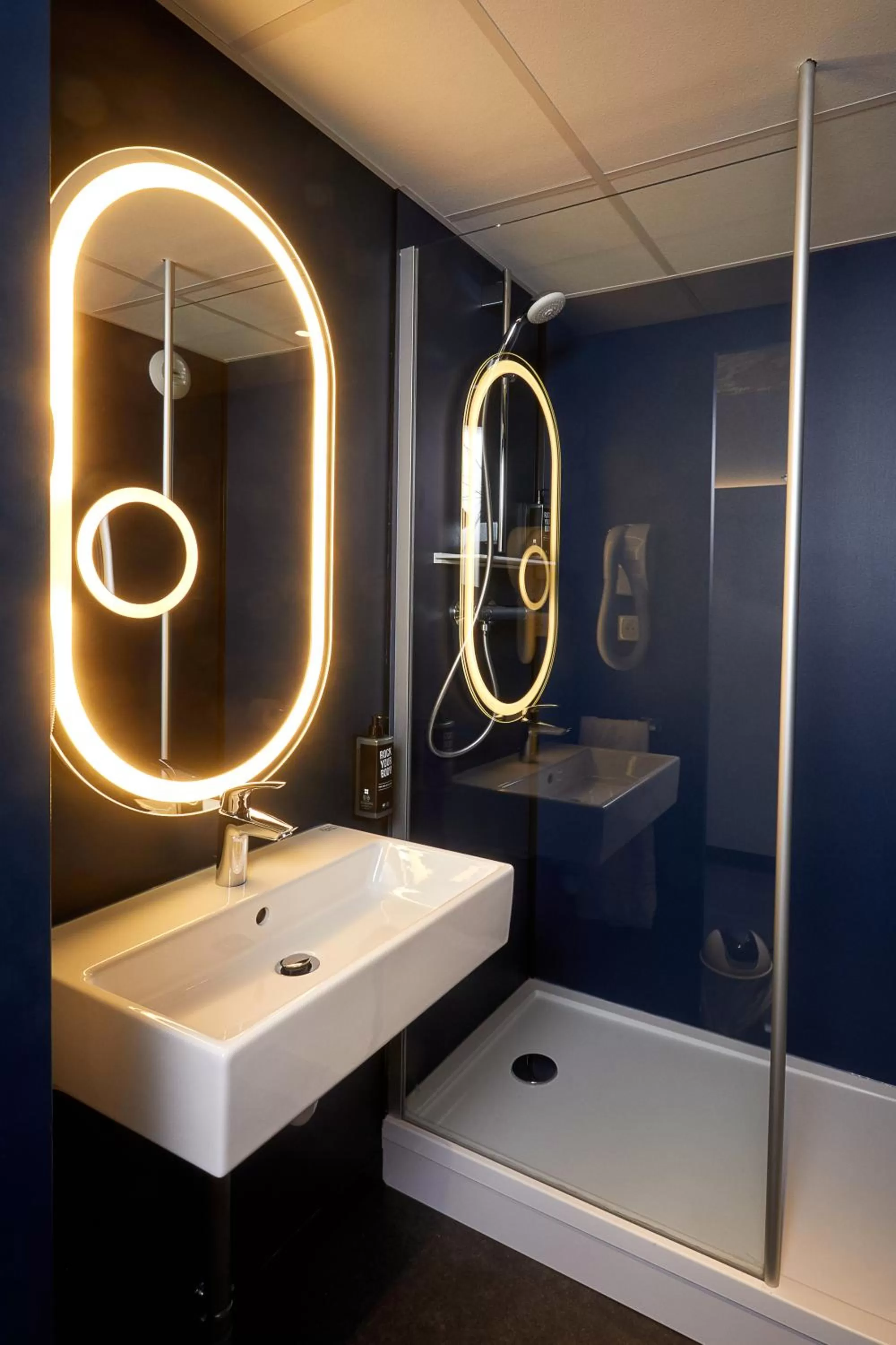 Bathroom in ibis Auxerre Centre