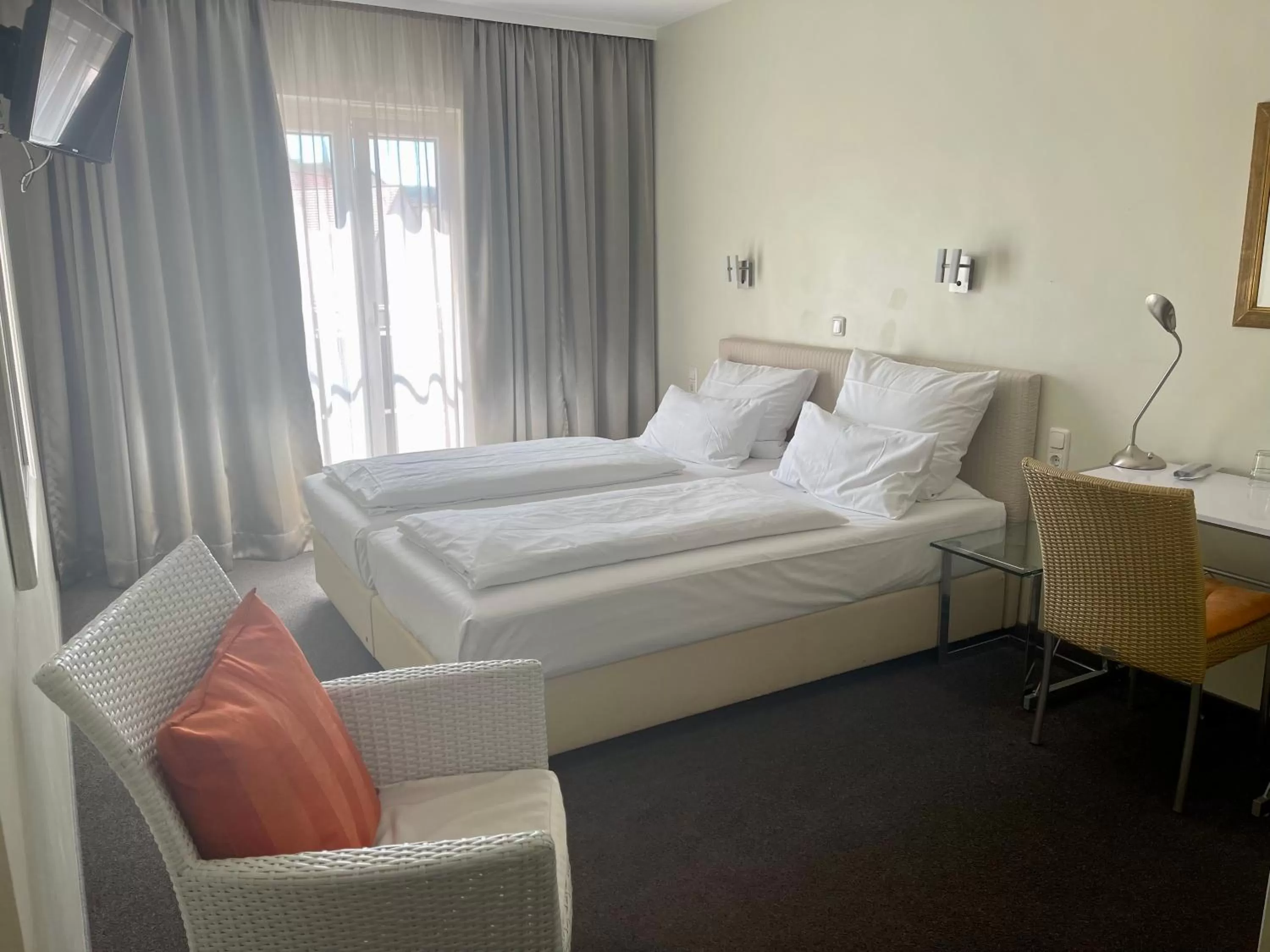 Photo of the whole room, Bed in Hotel Central