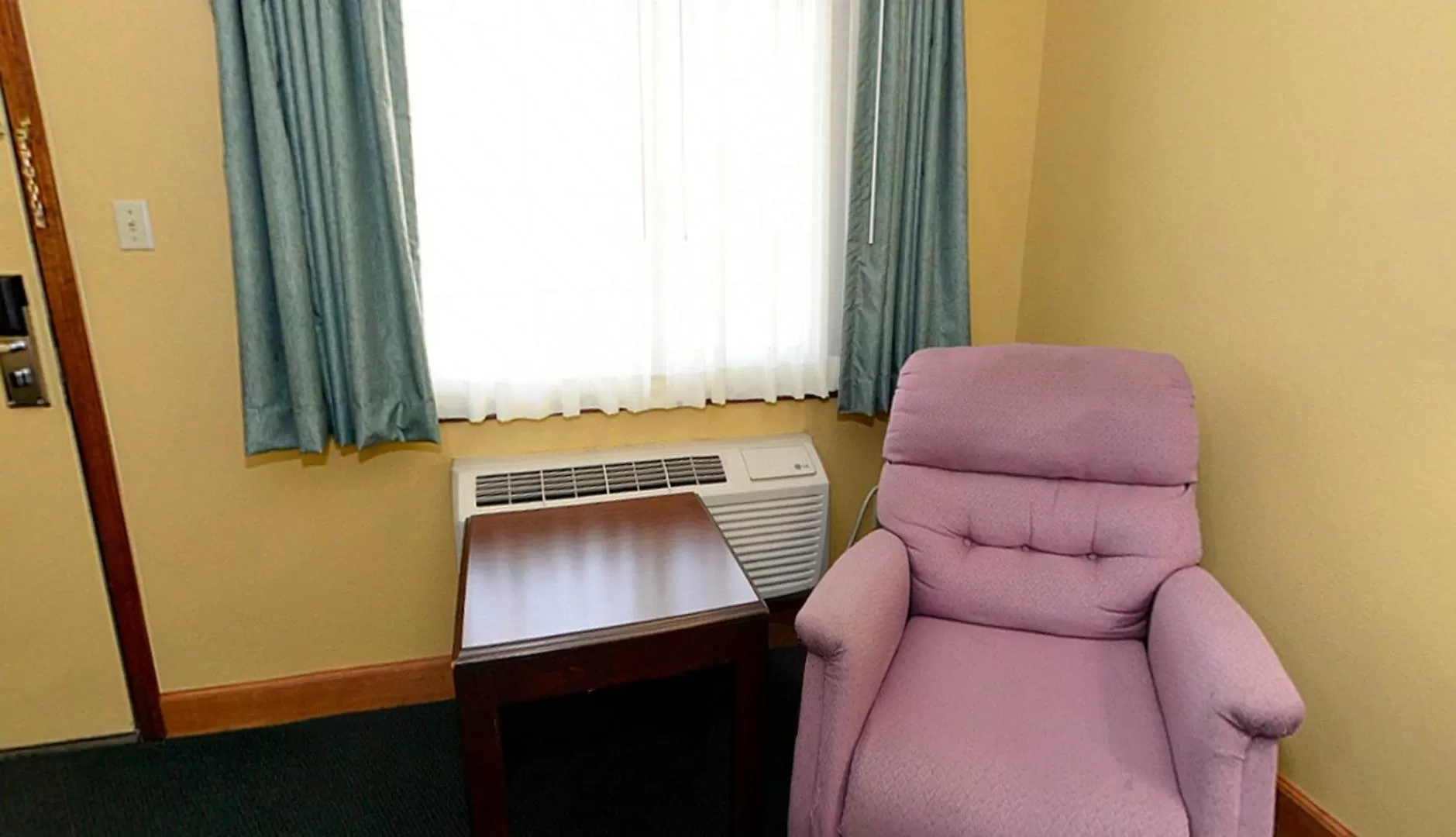 Queen Room - Non-Smoking in Americas Best Value Inn Iola