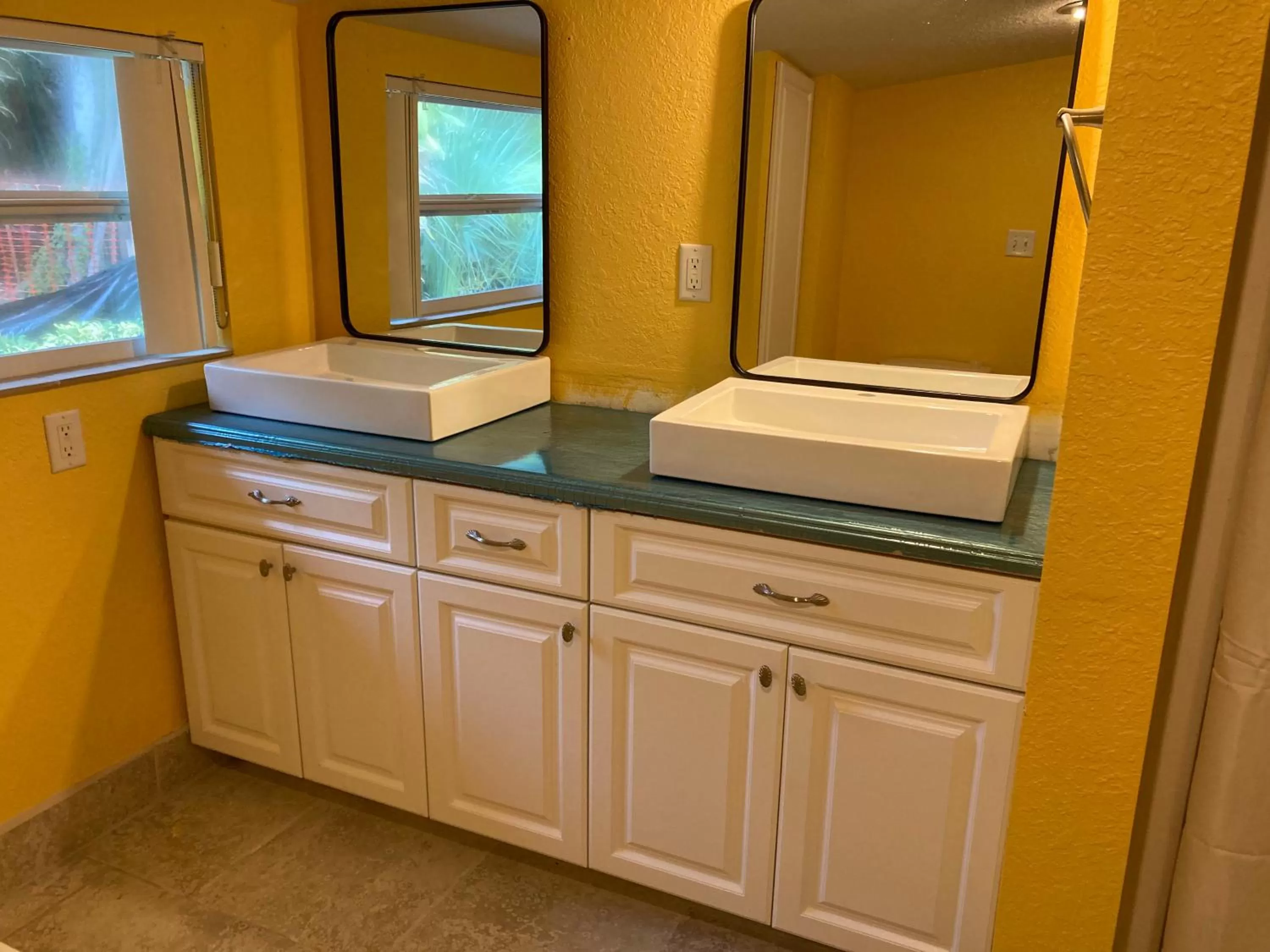 3Gulls Inn Ozona-Boutique Hotel-Steps from Restaurants & Brewery-SwimSpa Pool-Pet Friendly