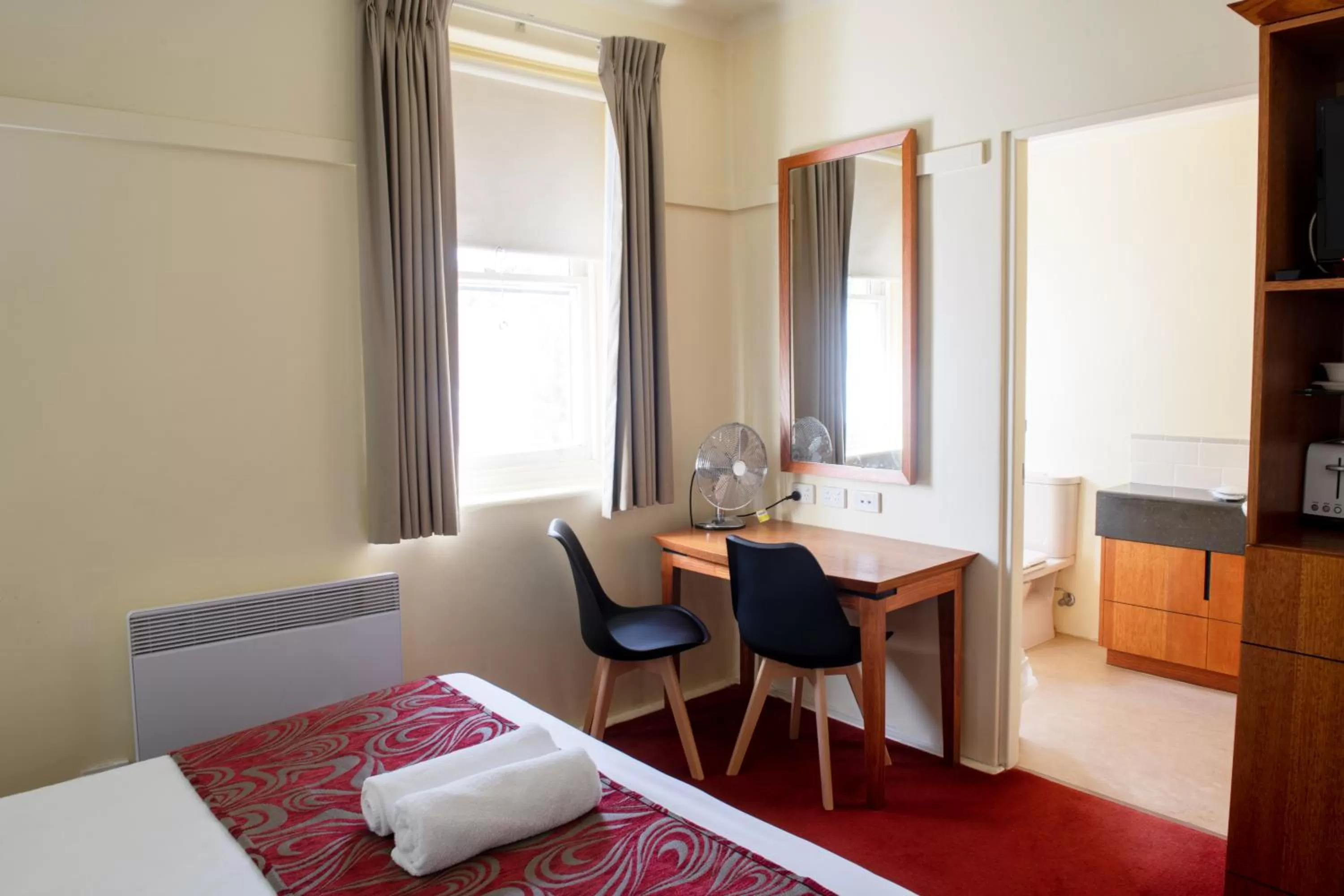 Dining area, Bed in Linaker Art Deco Motel