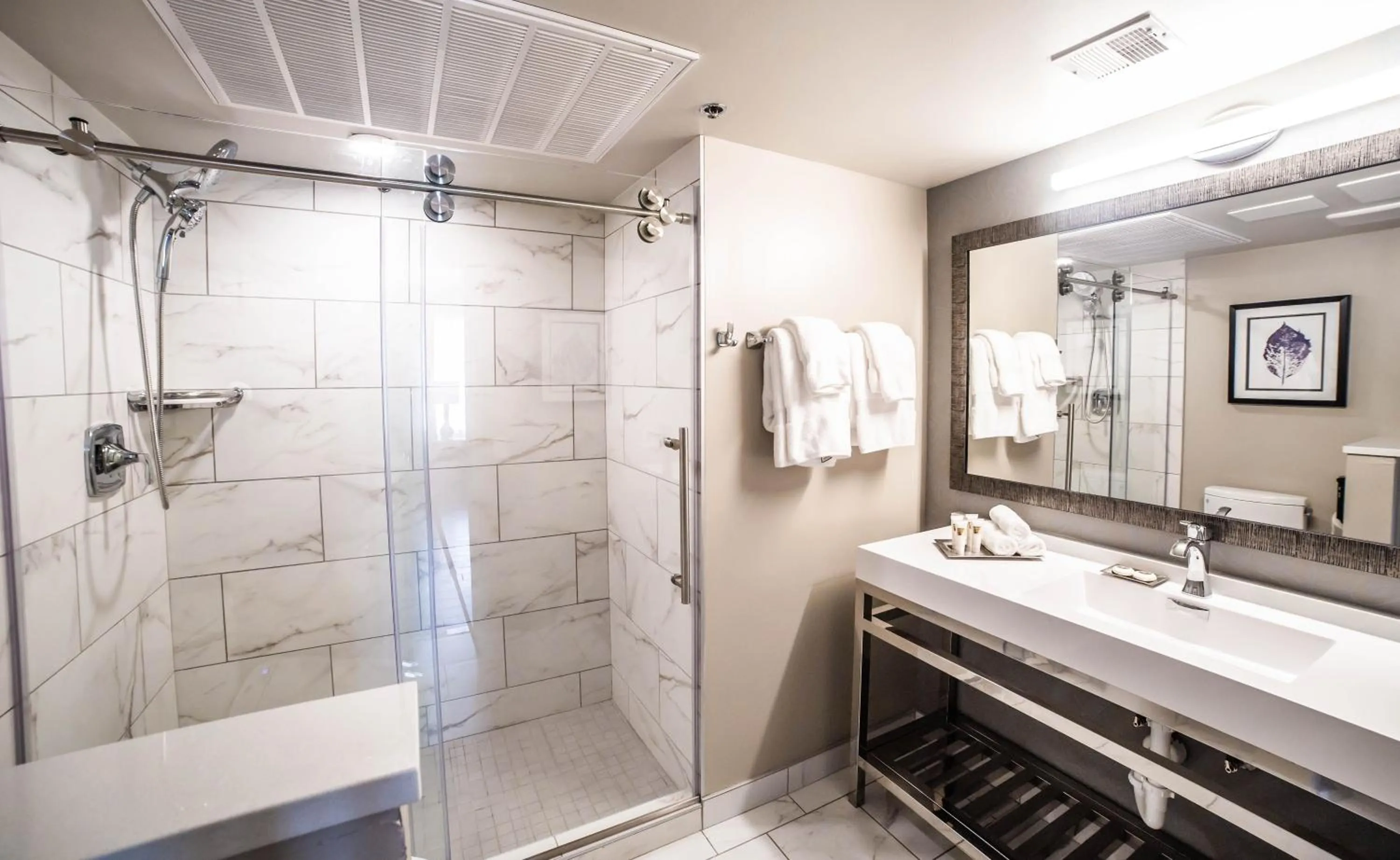 Bathroom in Seven Gables Inn, St Louis West, a Tribute Portfolio Hotel