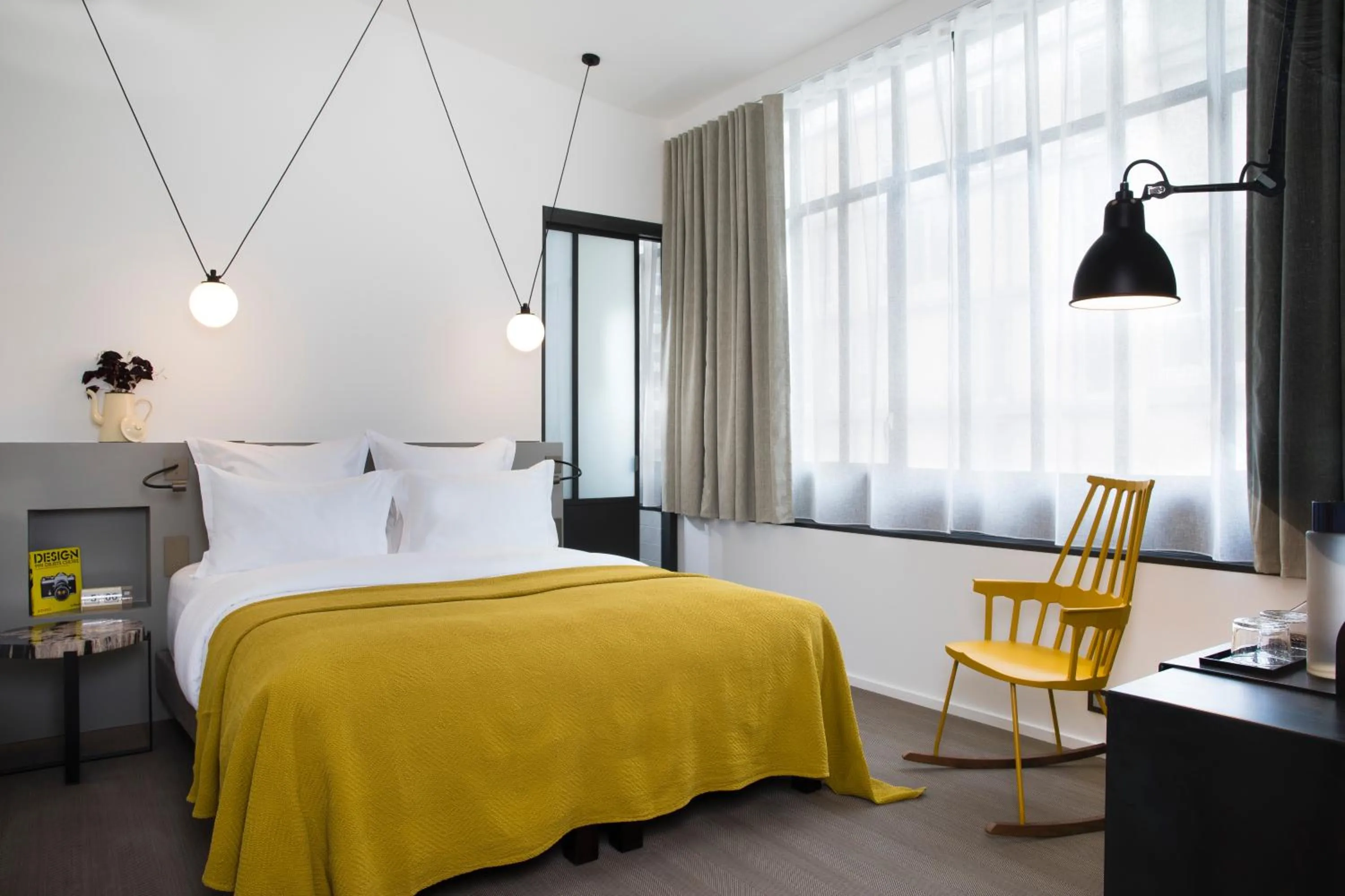 Photo of the whole room, Bed in Hôtel Les Deux Girafes