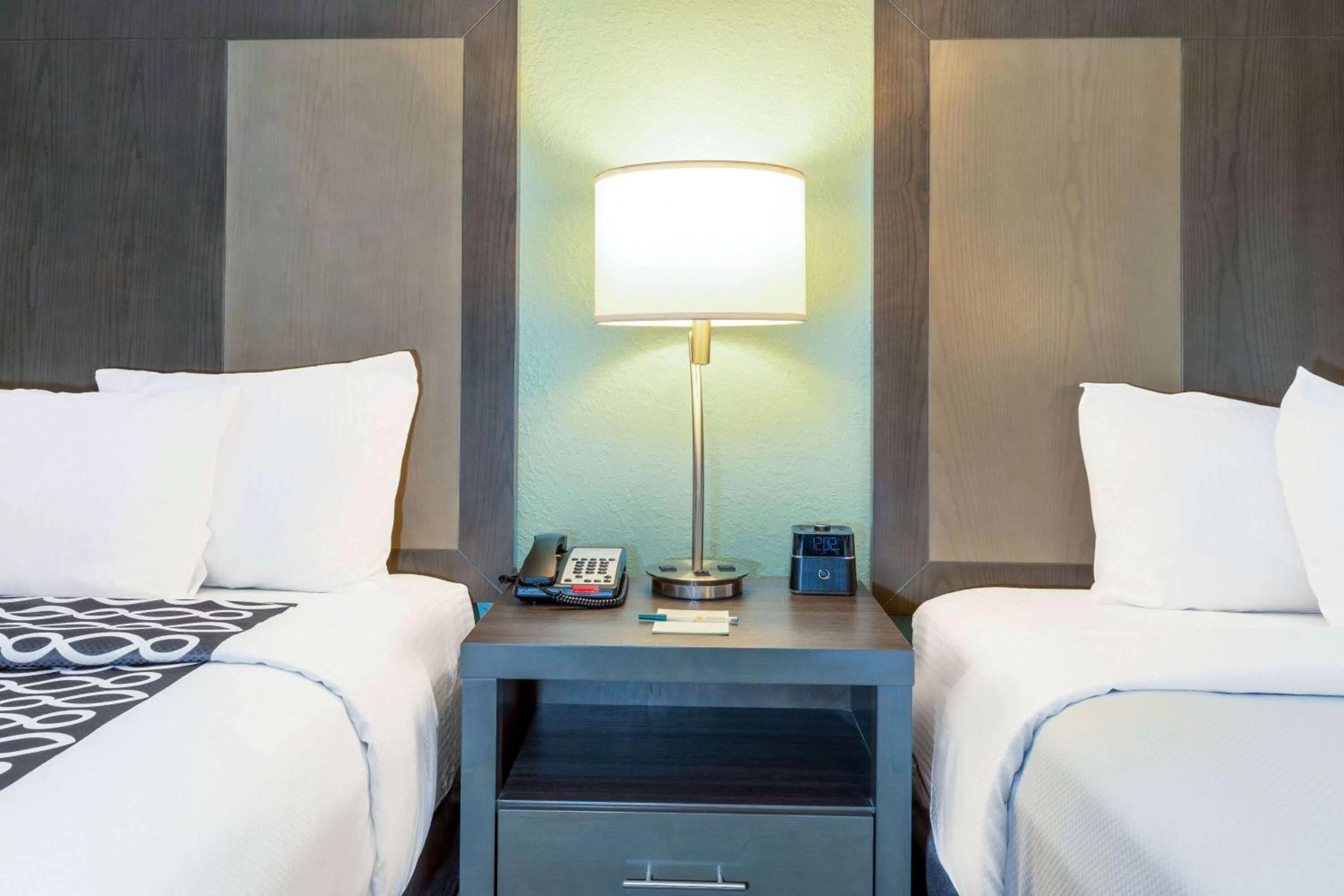 Photo of the whole room, Bed in La Quinta by Wyndham Jonesboro