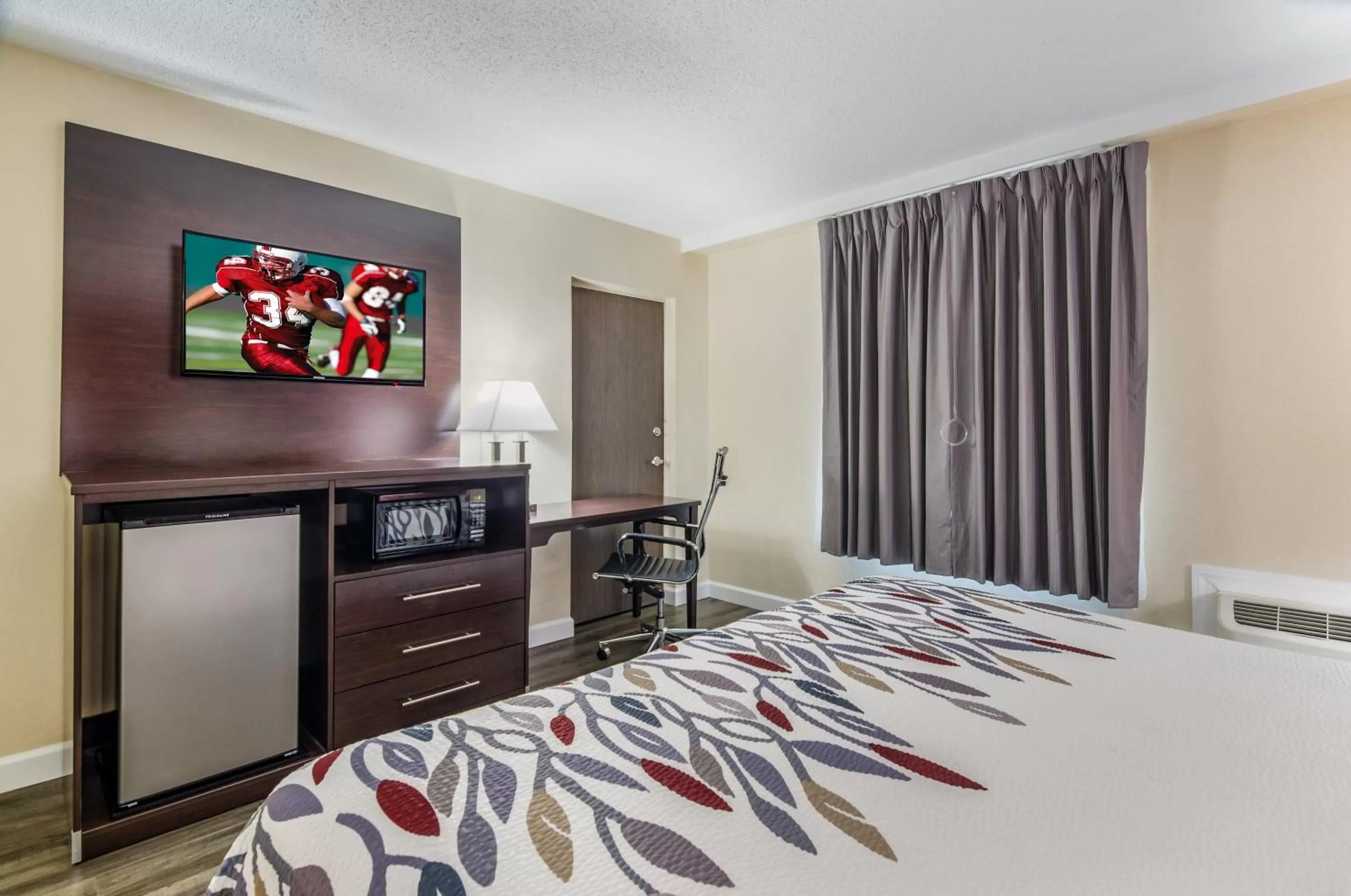 Bedroom, Bed in Red Roof Inn Madison Heights, VA