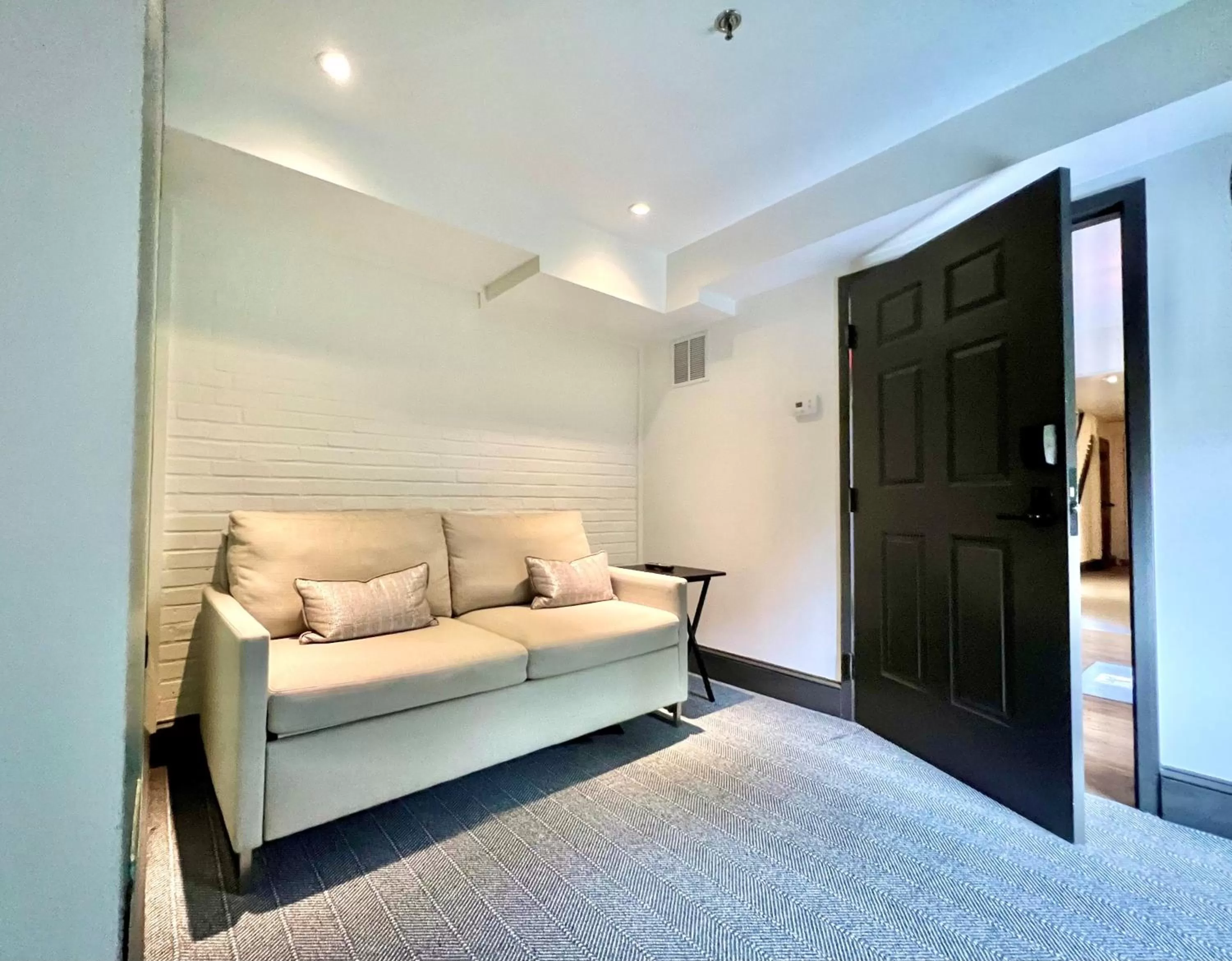 Living room, Bed in The Poppy Georgetown Guesthouse and Gardens