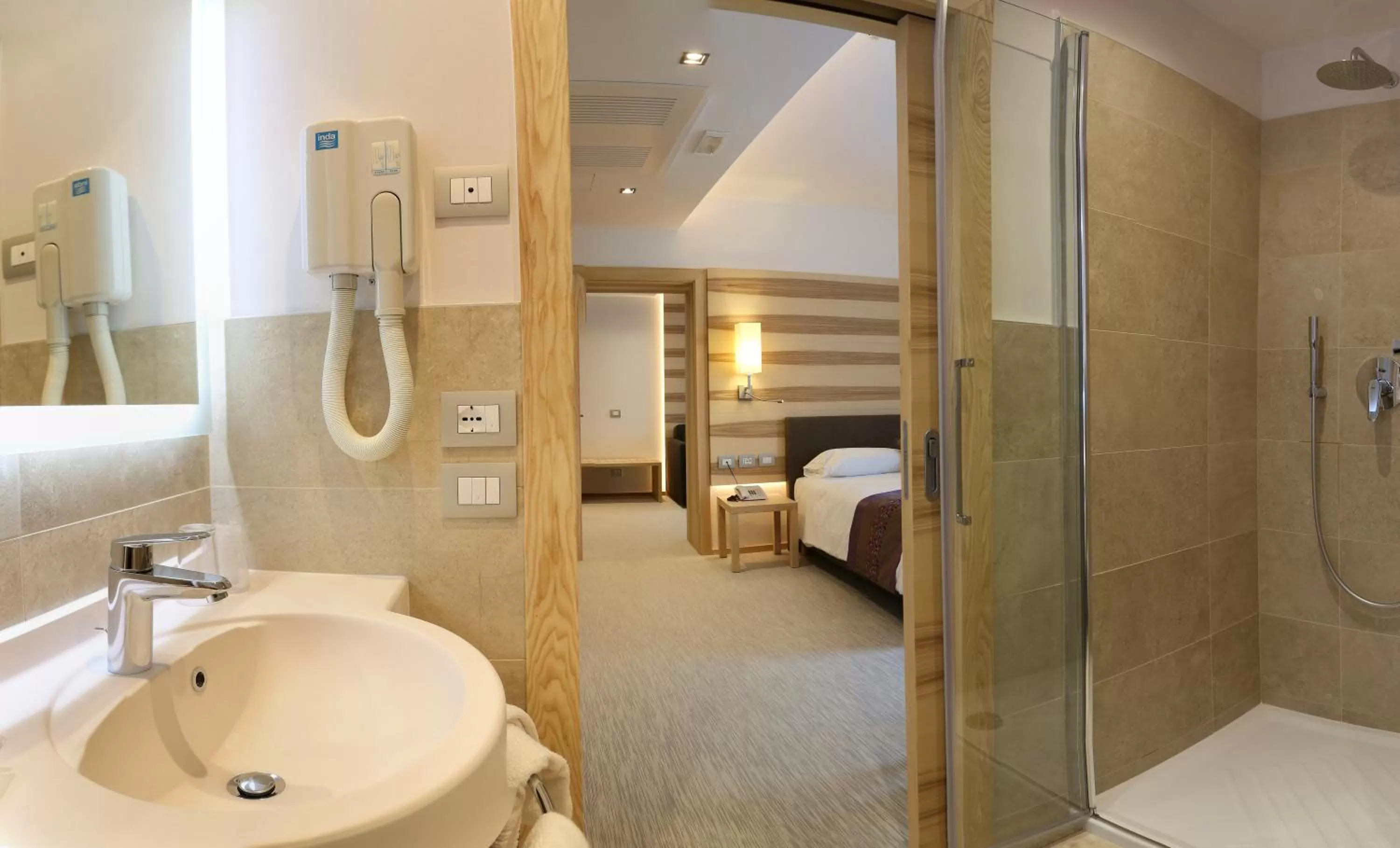Shower, Bed in Hotel Garden