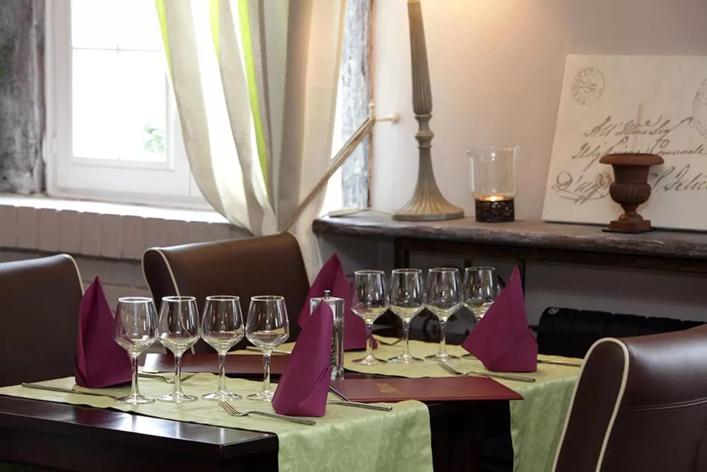 Restaurant/places to eat in Logis Hôtel Les Nymphéas