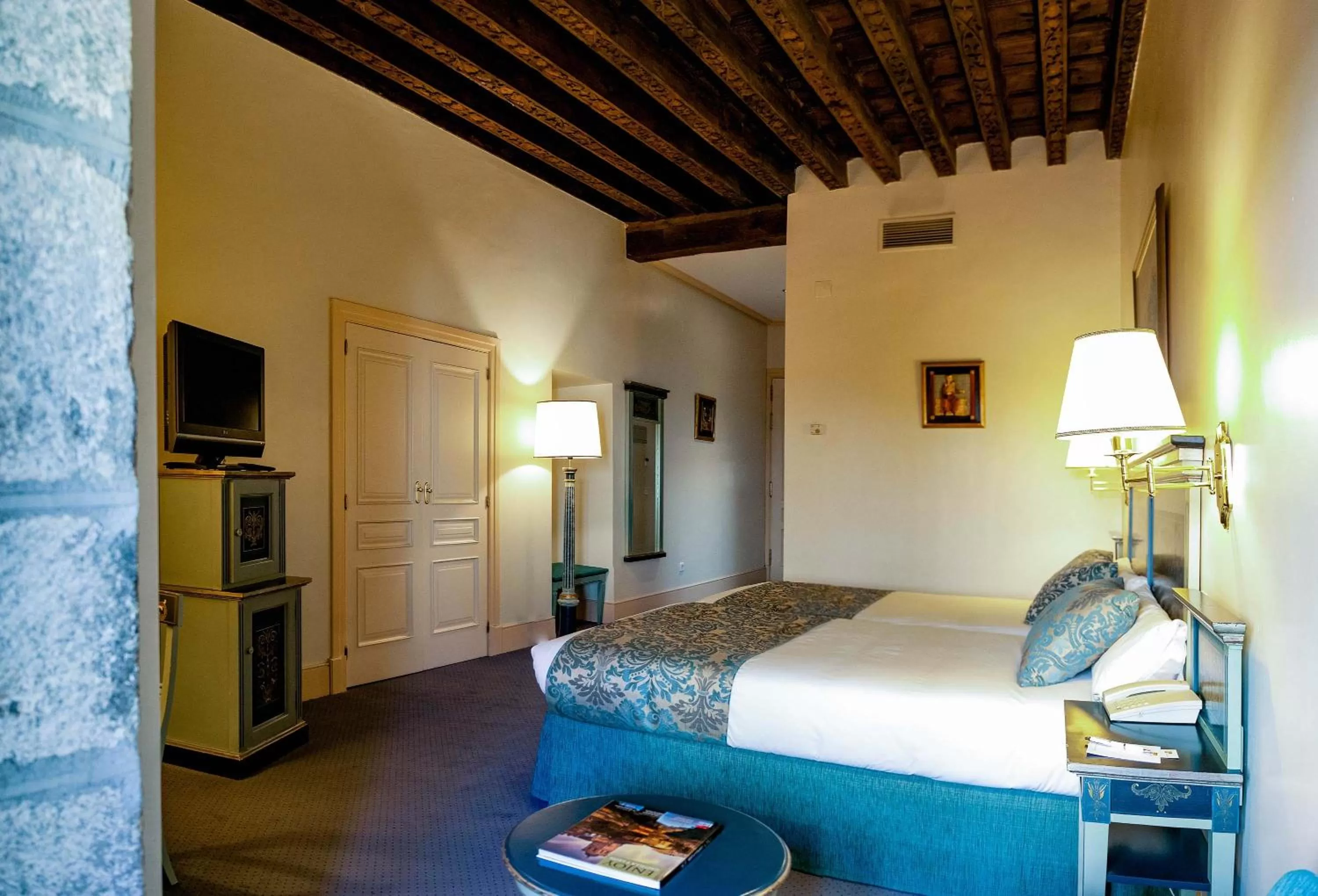 TV and multimedia, Bed in Palacio de los Velada