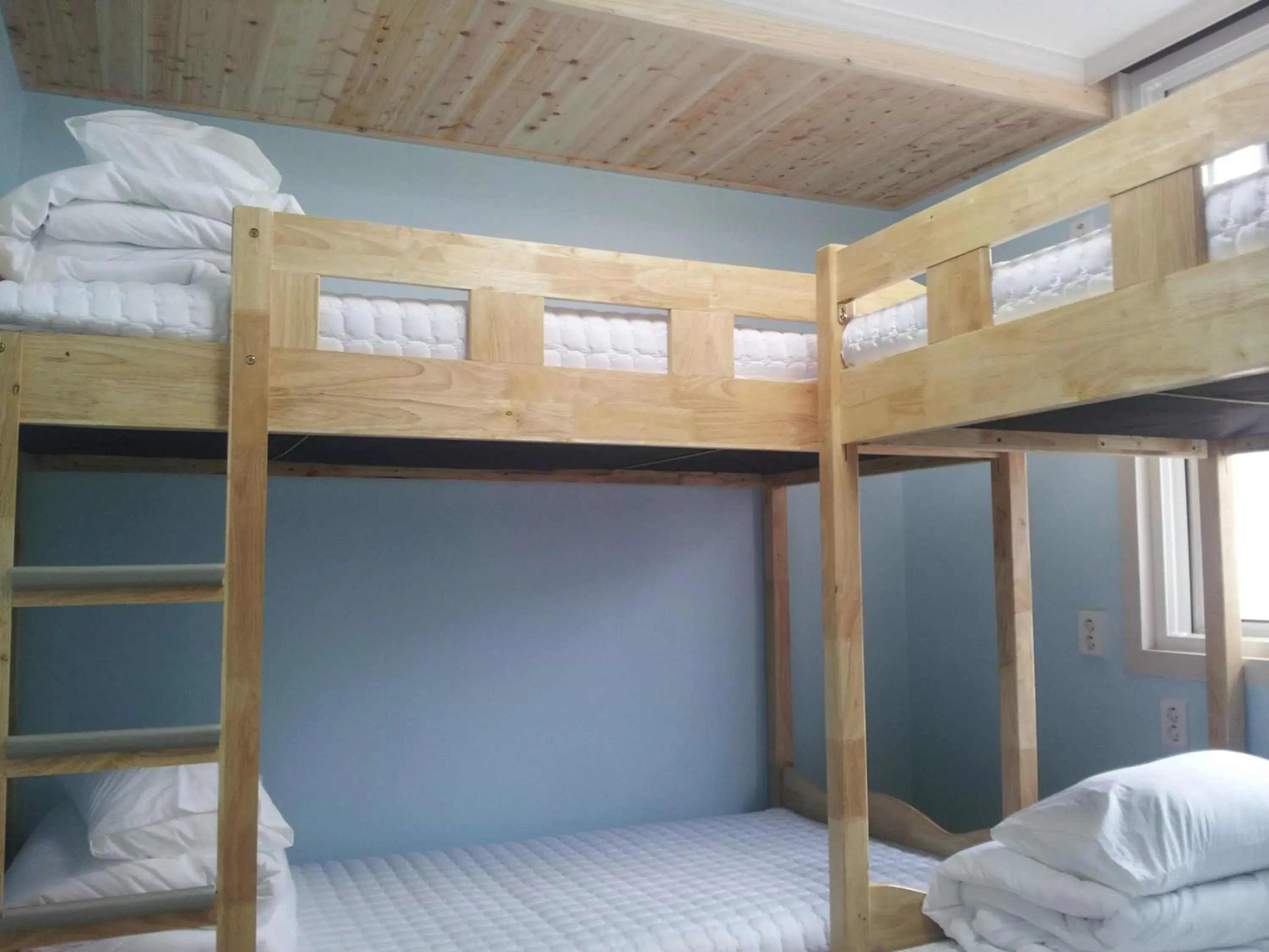 Bunk Bed in 4-Bed Male Dormitory Room in Gyeongju Namu Guesthouse Bunk Bed in 4-Bed Male Dormitory Room in Gyeongju Namu Guesthouse