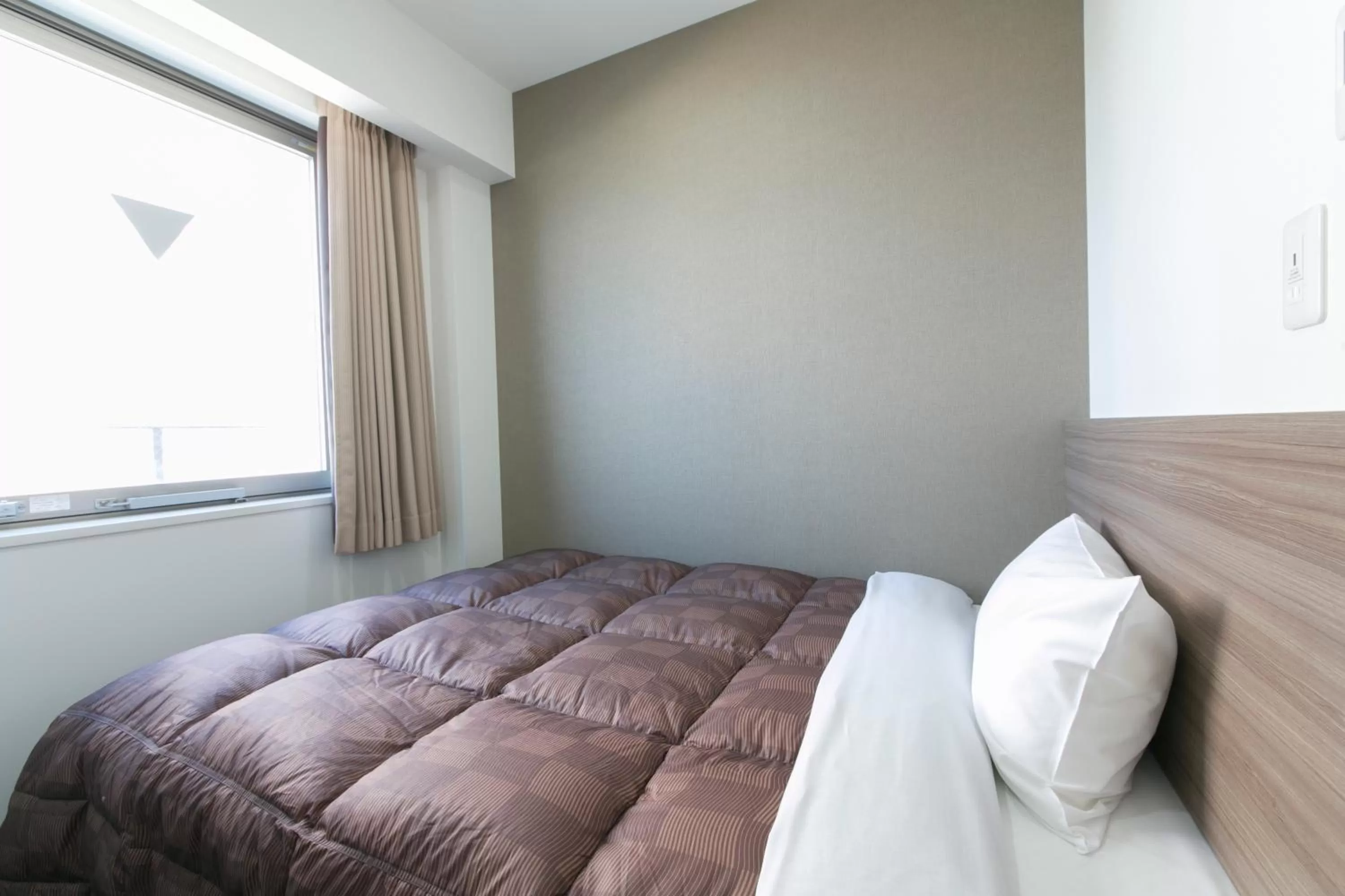 Bed in WASHINGTON R&B Hotel Shin Osaka Kitaguchi