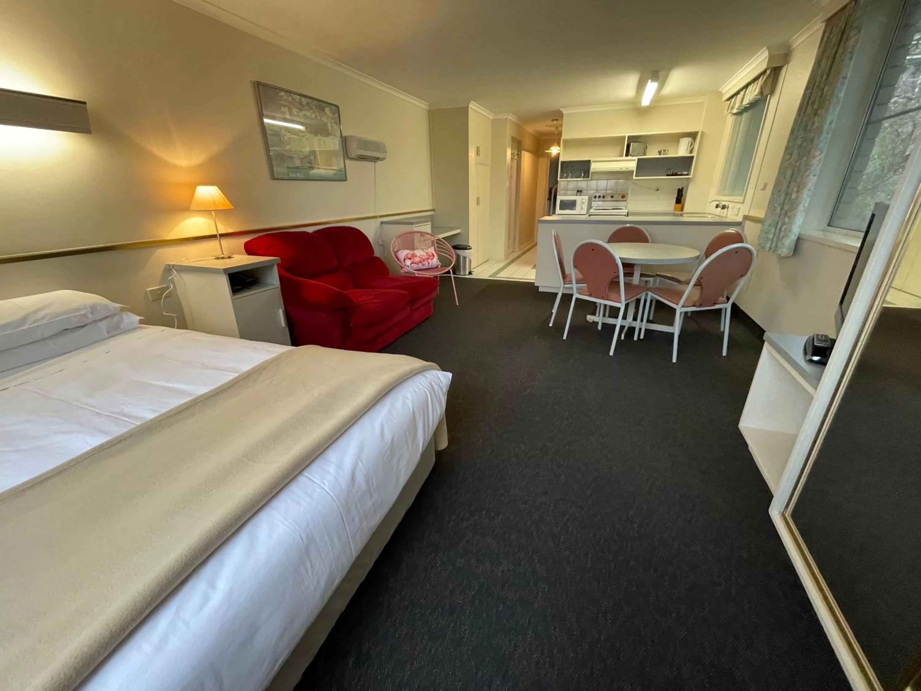 Bed in Parklane Motel