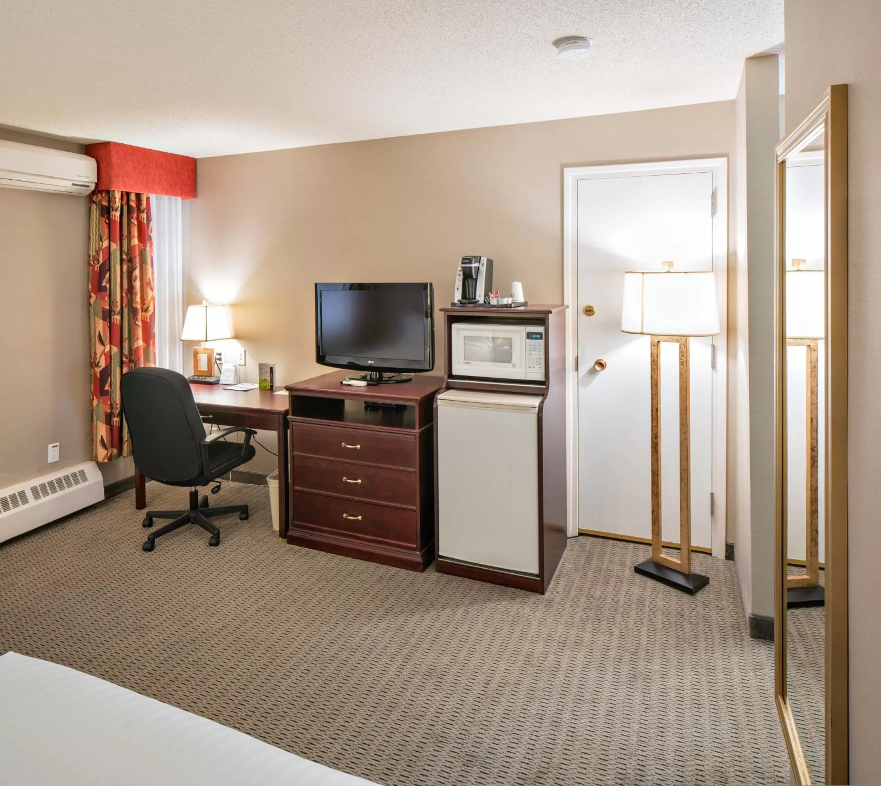 Photo of the whole room, Bed in Holiday Inn Express Red Deer by IHG