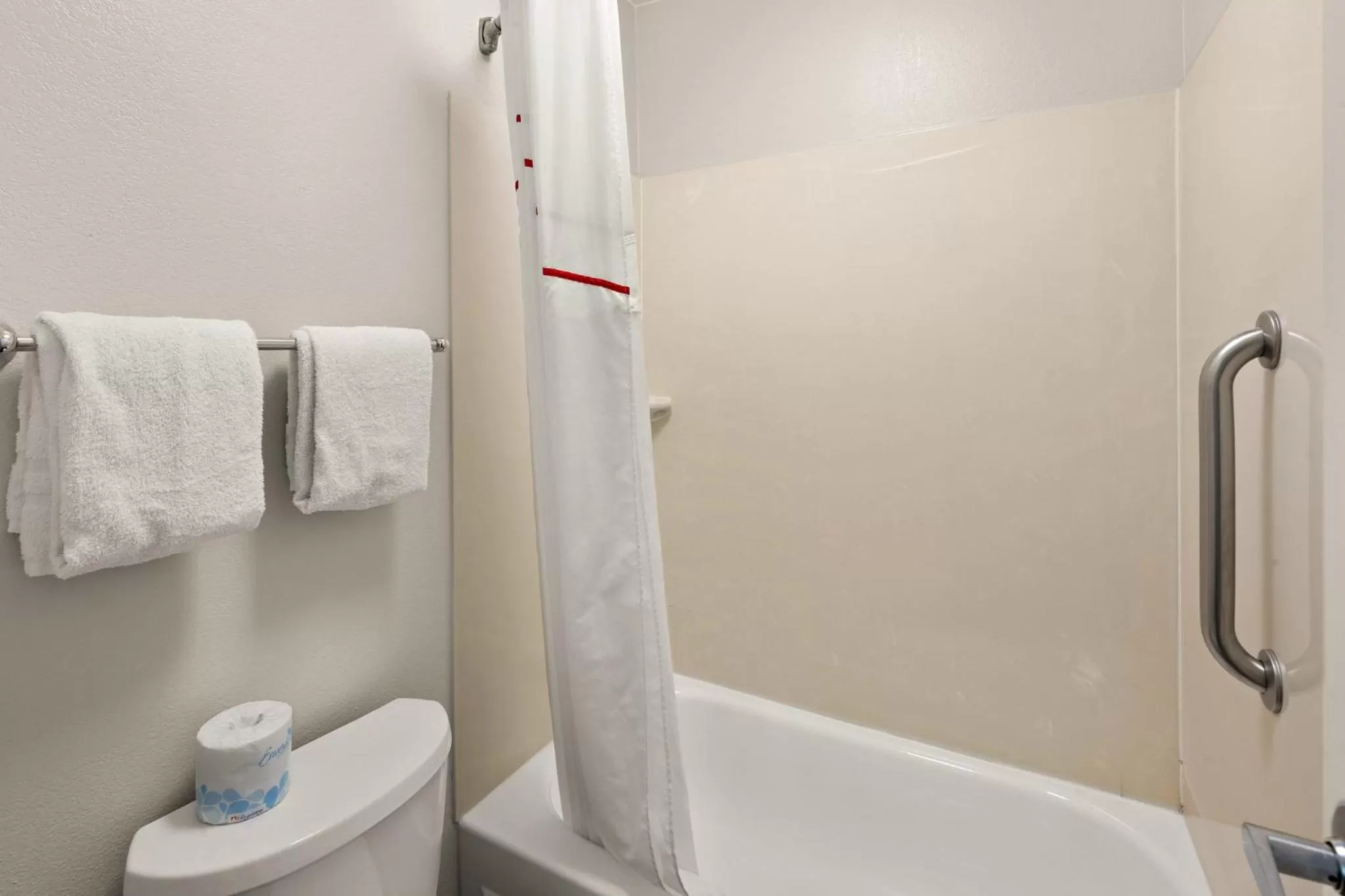 Bathroom in Red Roof Inn Binghamton - Johnson City