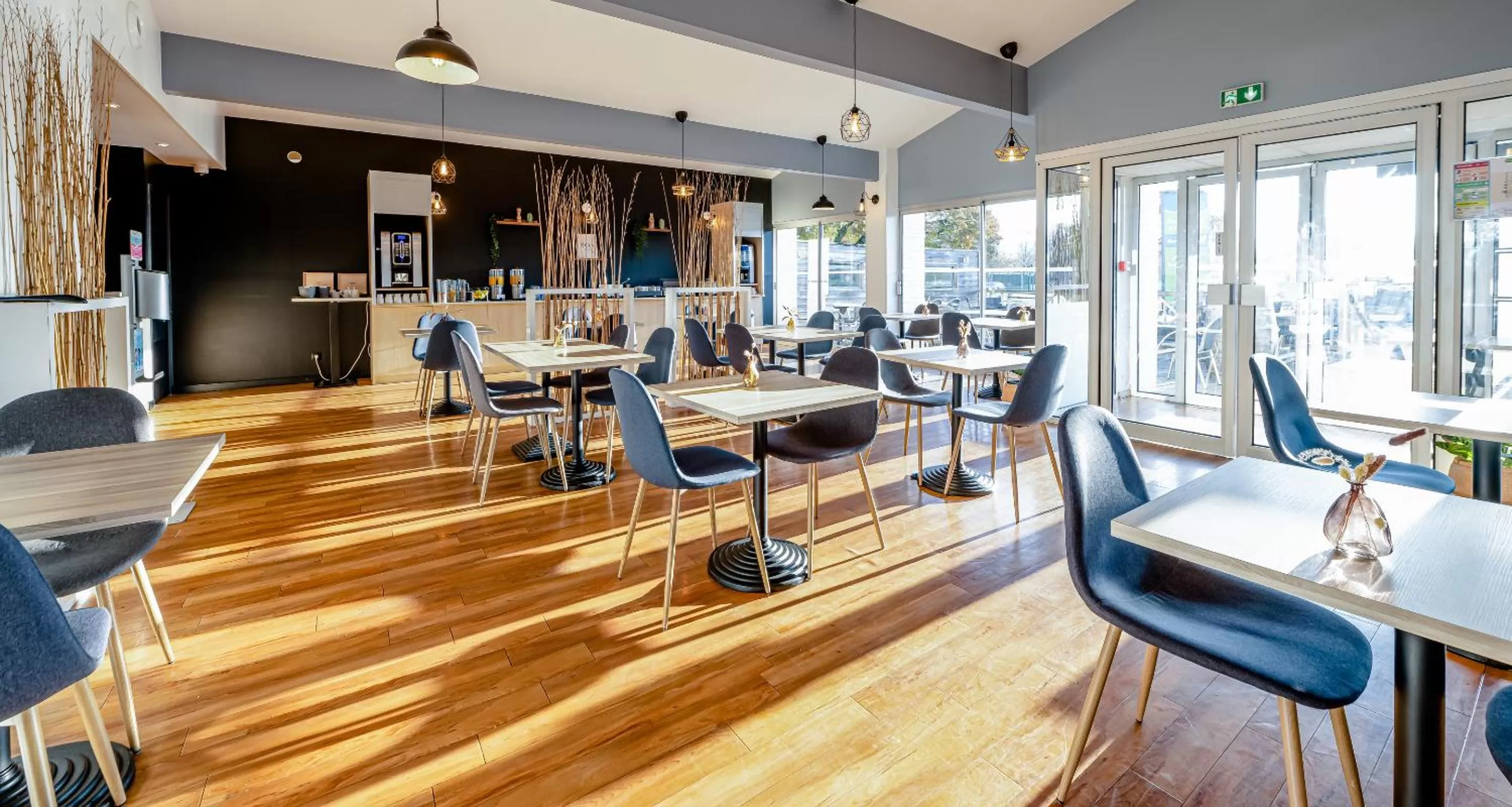 Restaurant/places to eat in Sure Hotel by Best Western Bordeaux Lac