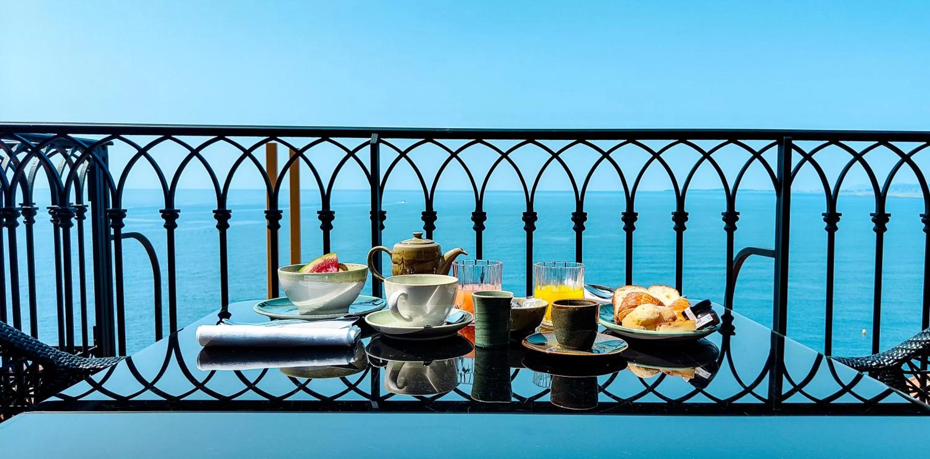 Bedroom in Hôtel La Pérouse Nice Baie des Anges